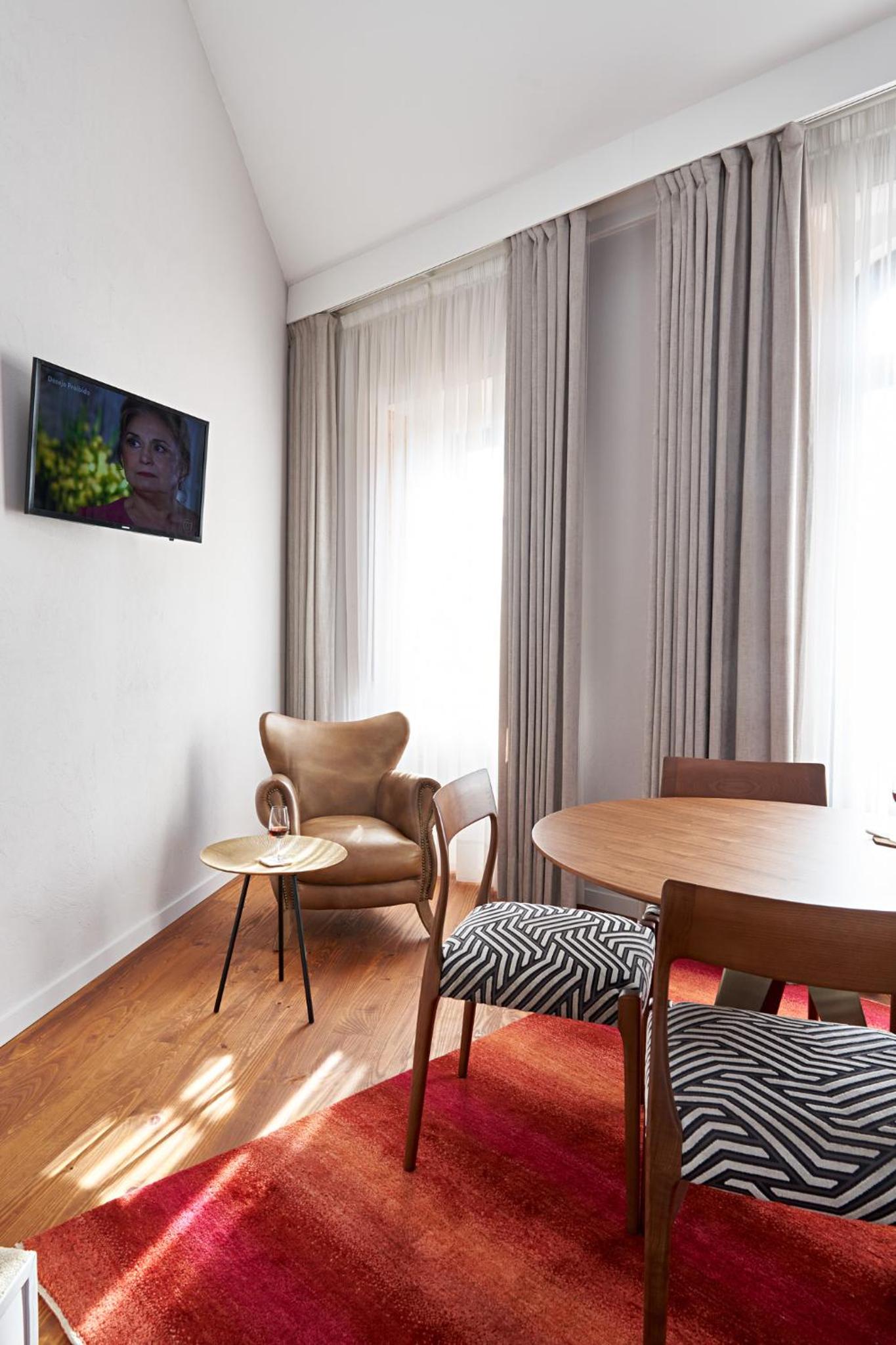 Deluxe Double Room with Balcony - Photo 28