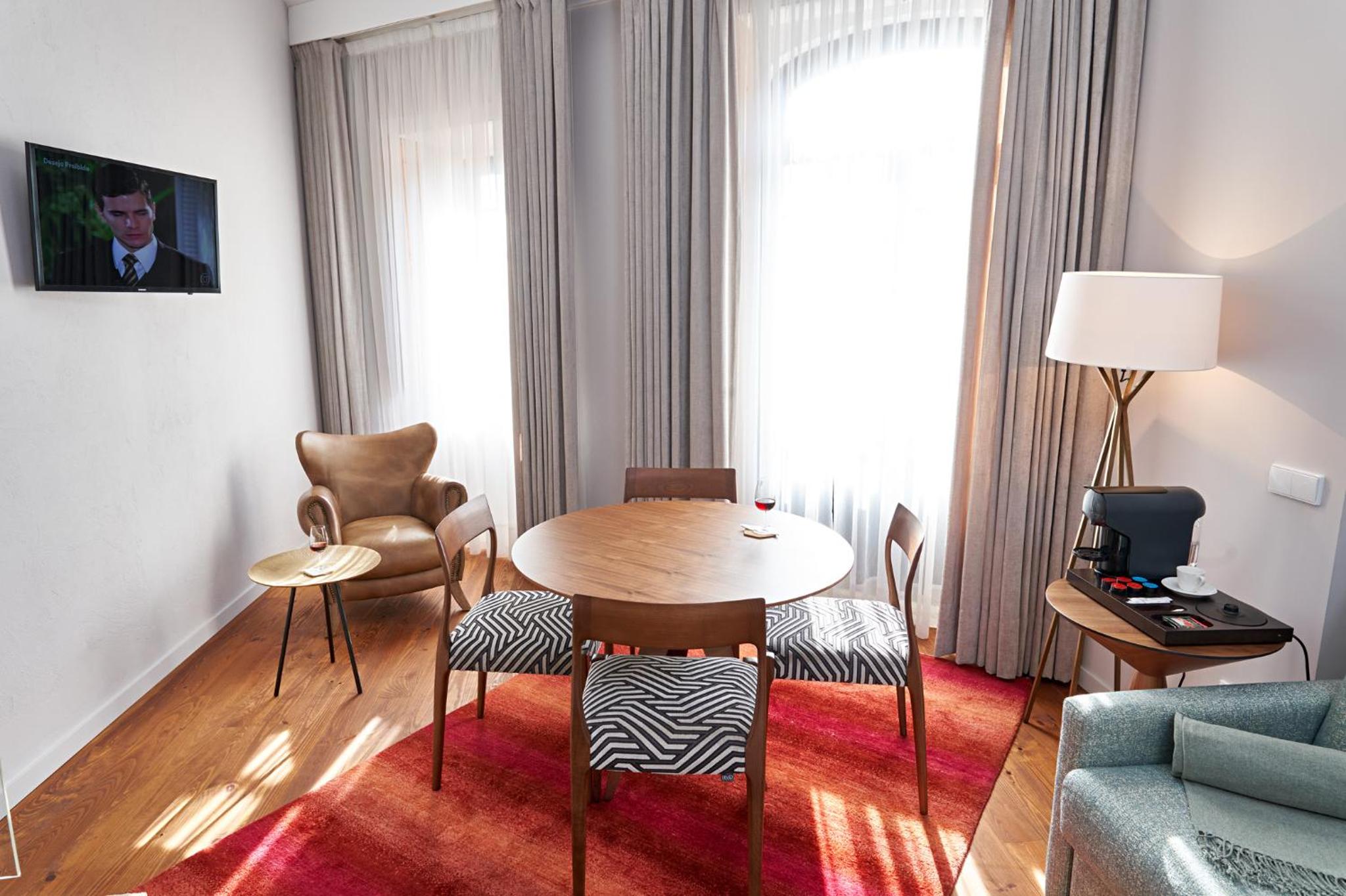 Deluxe Double Room with Balcony - Photo 7