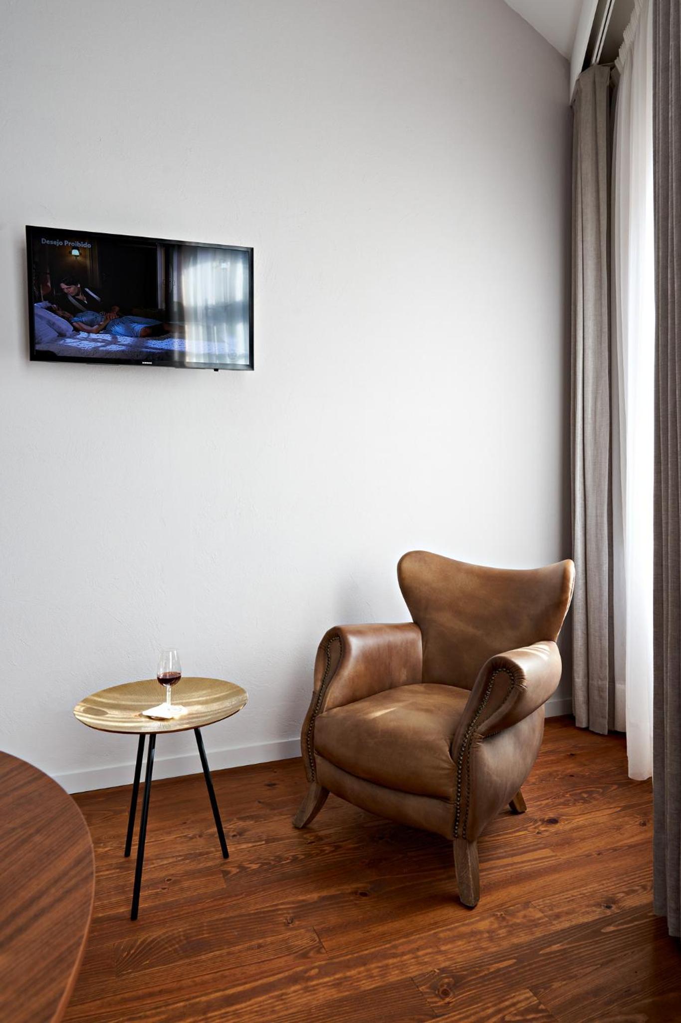 Deluxe Double Room with Balcony - Photo 15