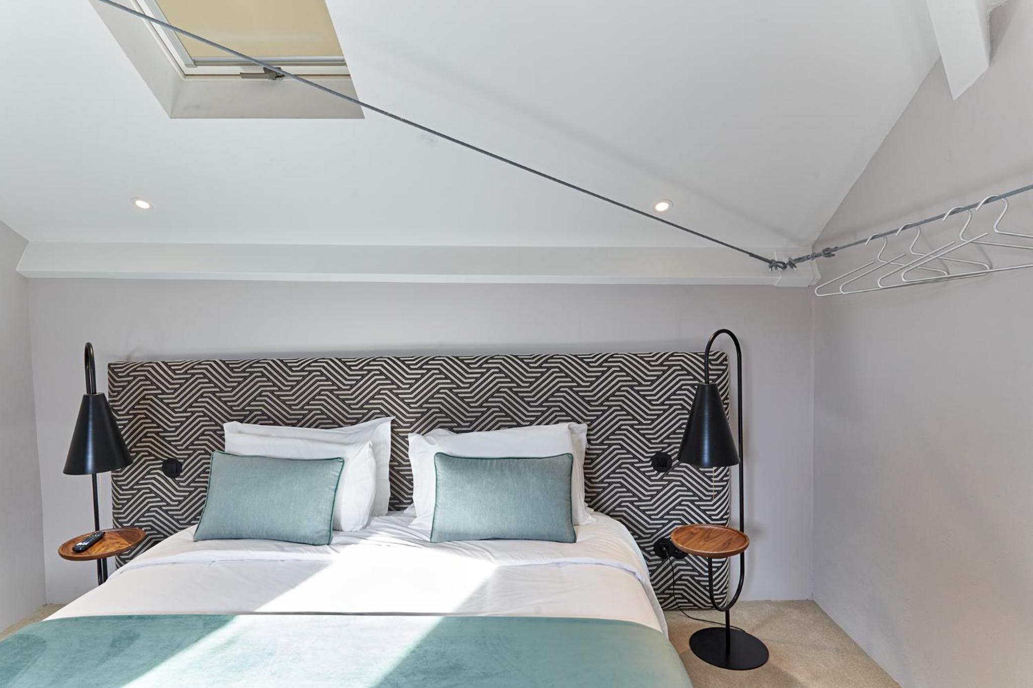 Deluxe Double Room with Balcony - Photo 12