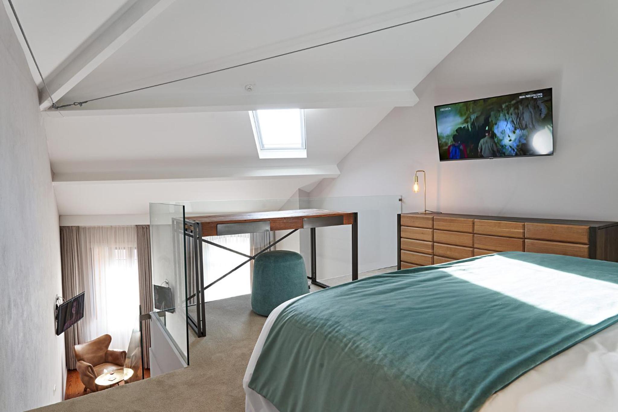 Deluxe Double Room with Balcony - Photo 11