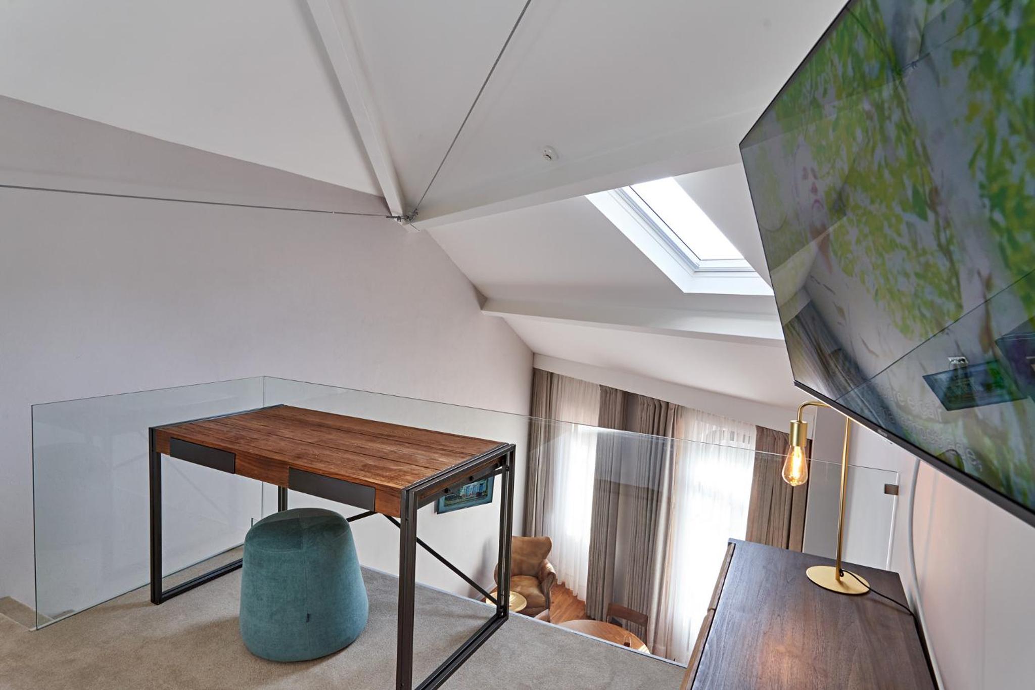 Deluxe Double Room with Balcony - Photo 9