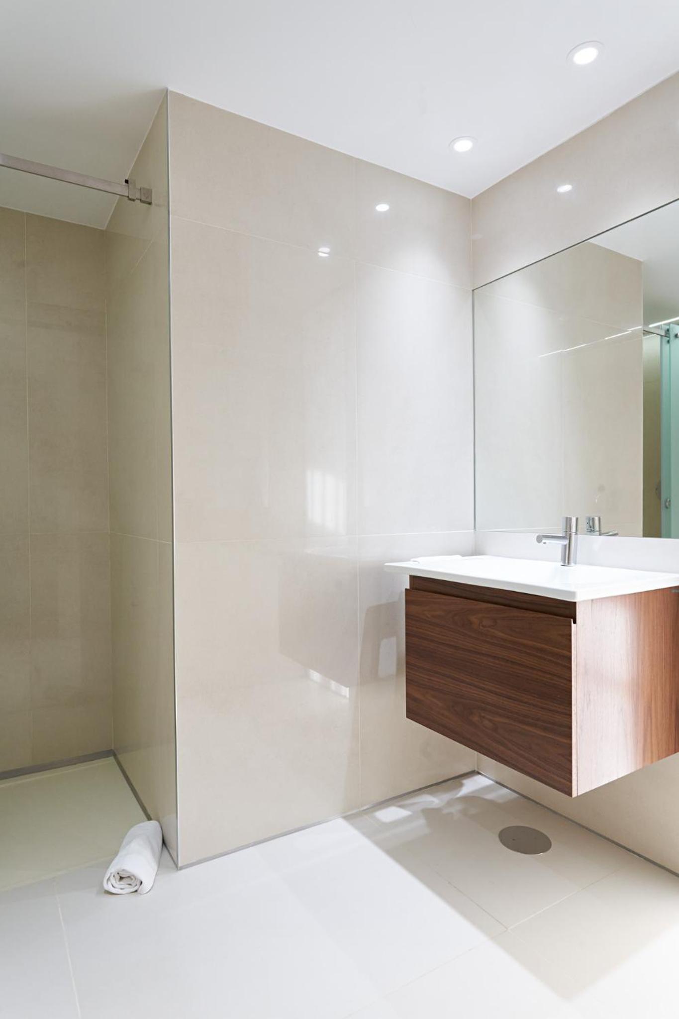 Deluxe Double Room with Balcony - Photo 23