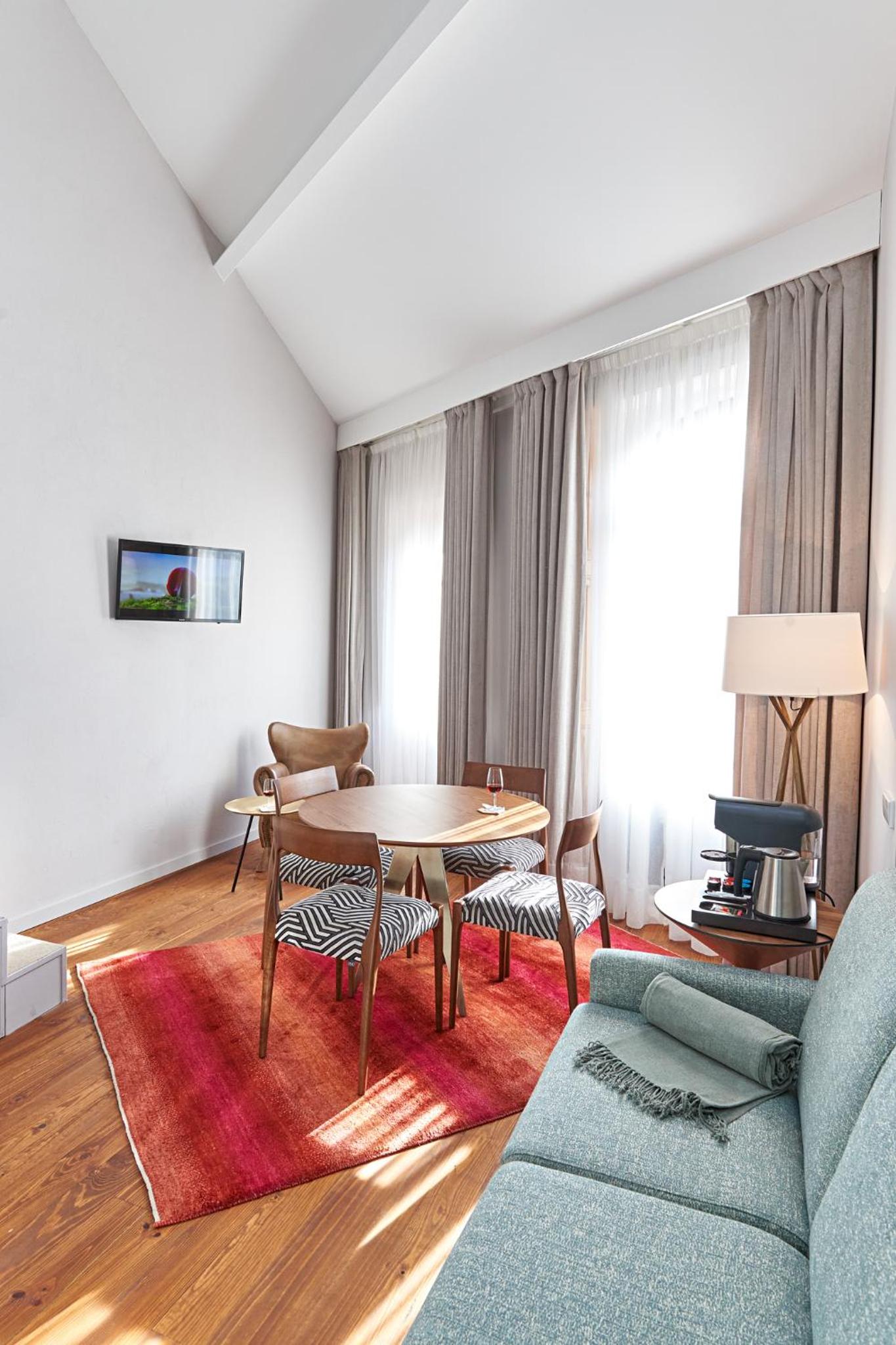 Deluxe Double Room with Balcony - Photo 8