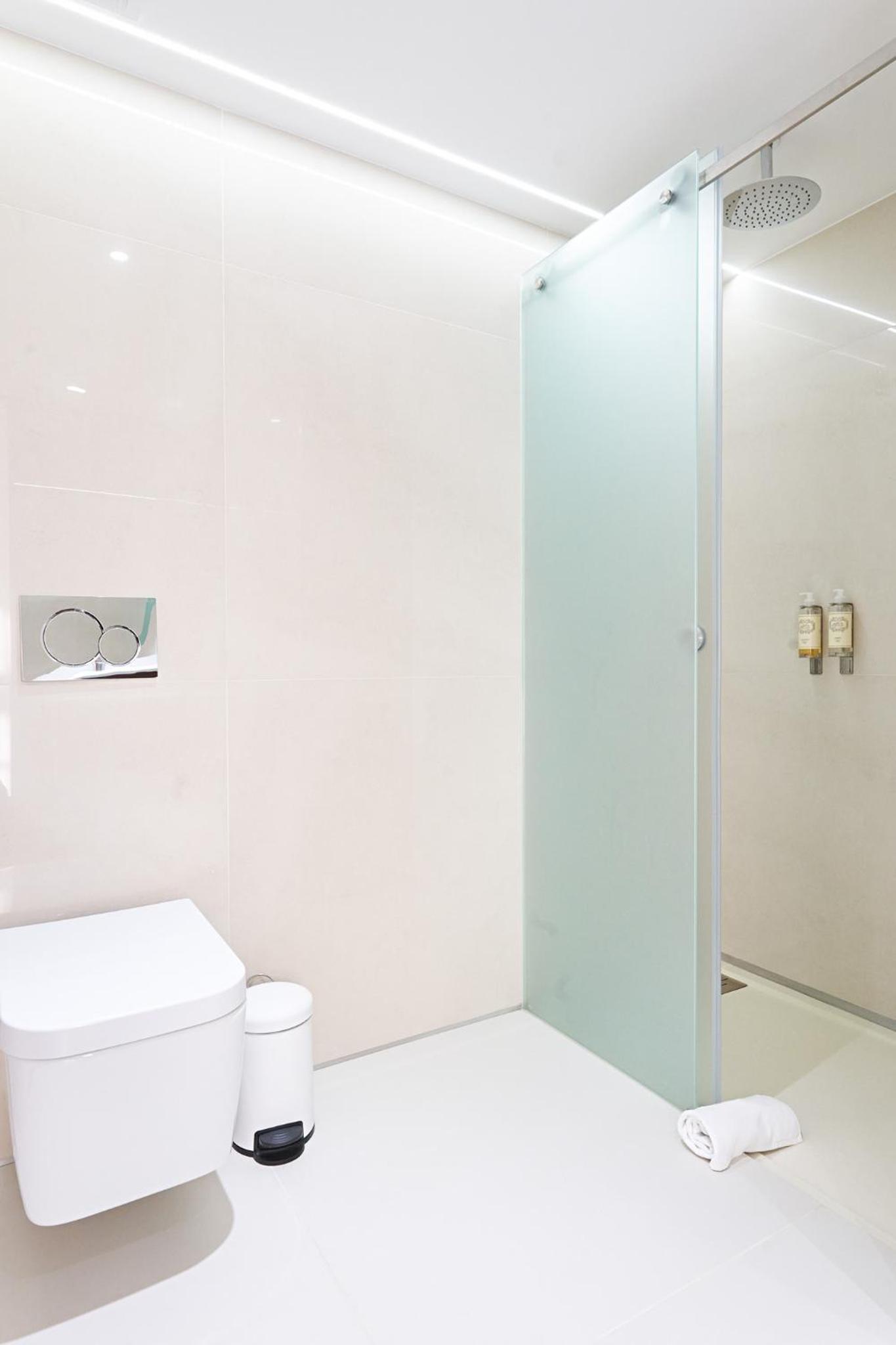 Deluxe Double Room with Balcony - Photo 21