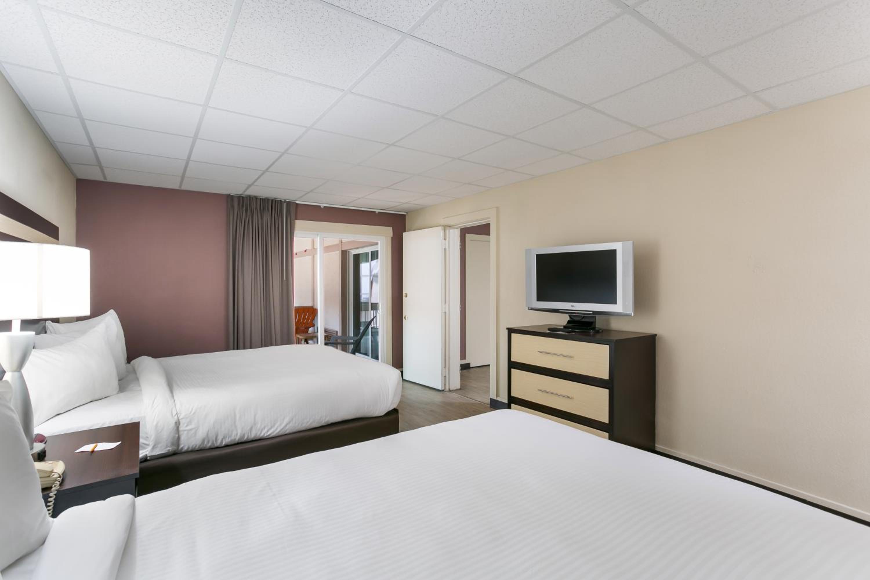 Queen Suite - Photo 2