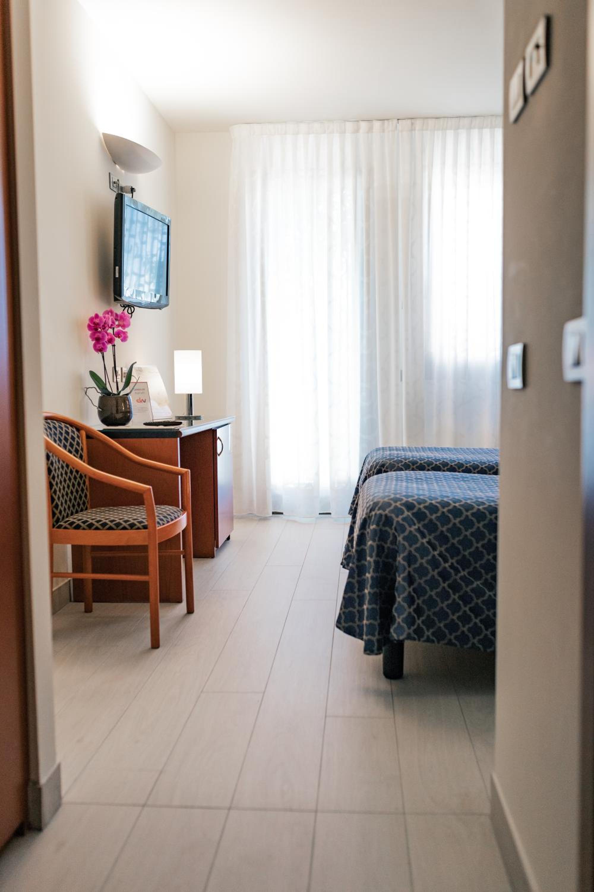 Double or Twin Room - Photo 6