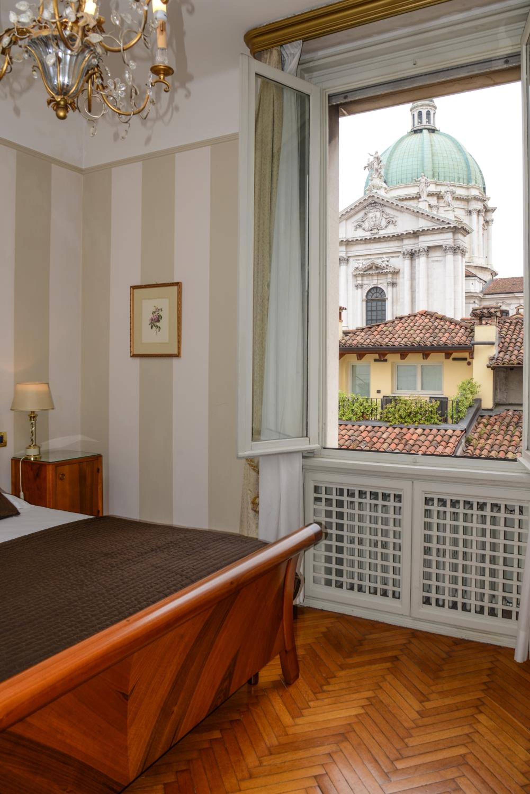 Suite - Photo 13