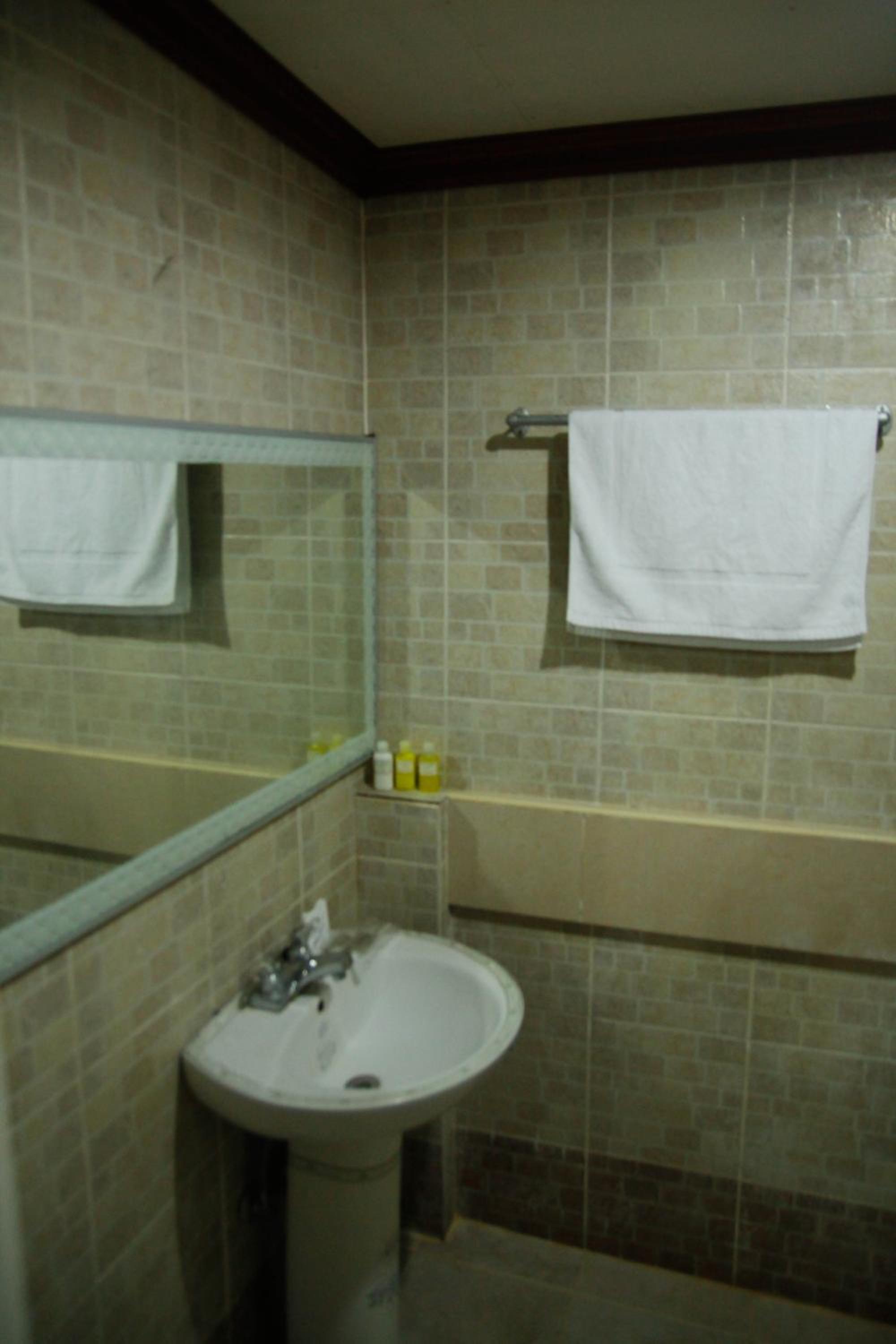 Deluxe Queen Room - Photo 11