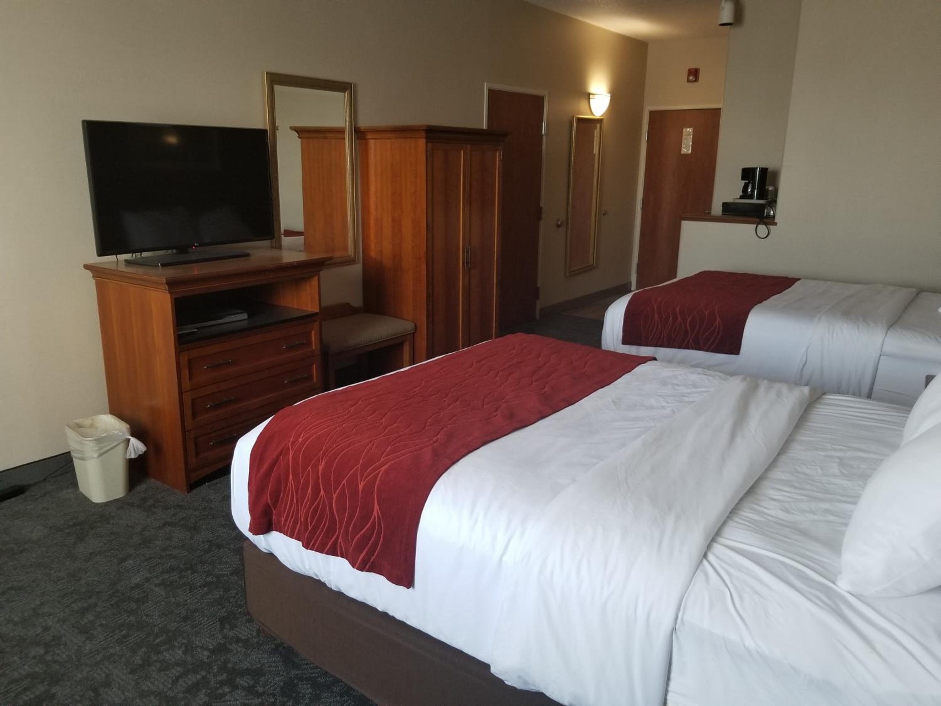 Queen Room with Two Queen Beds - Accessible/Non-Smoking  photo 3