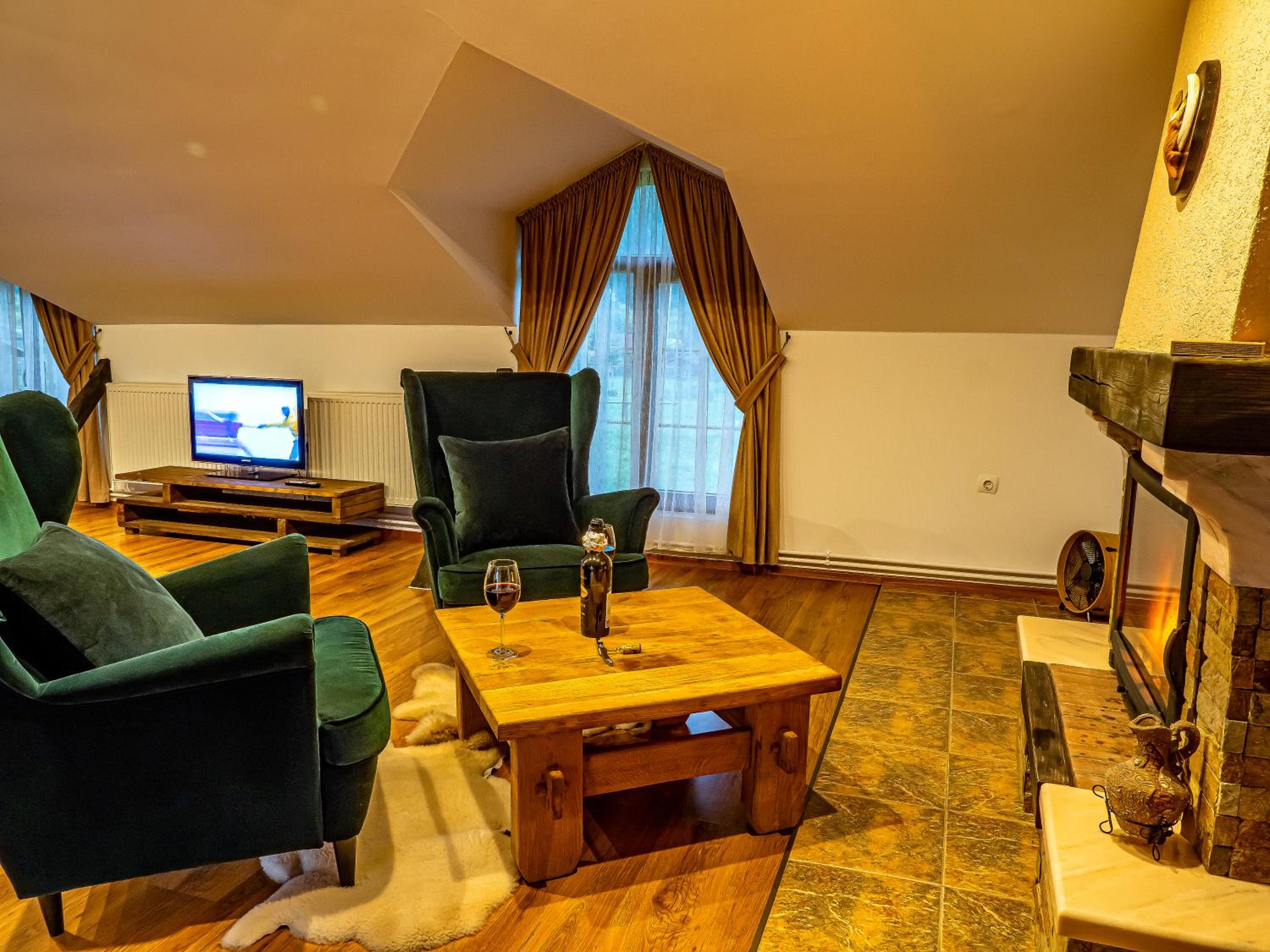 Deluxe Family Suite - Photo 1