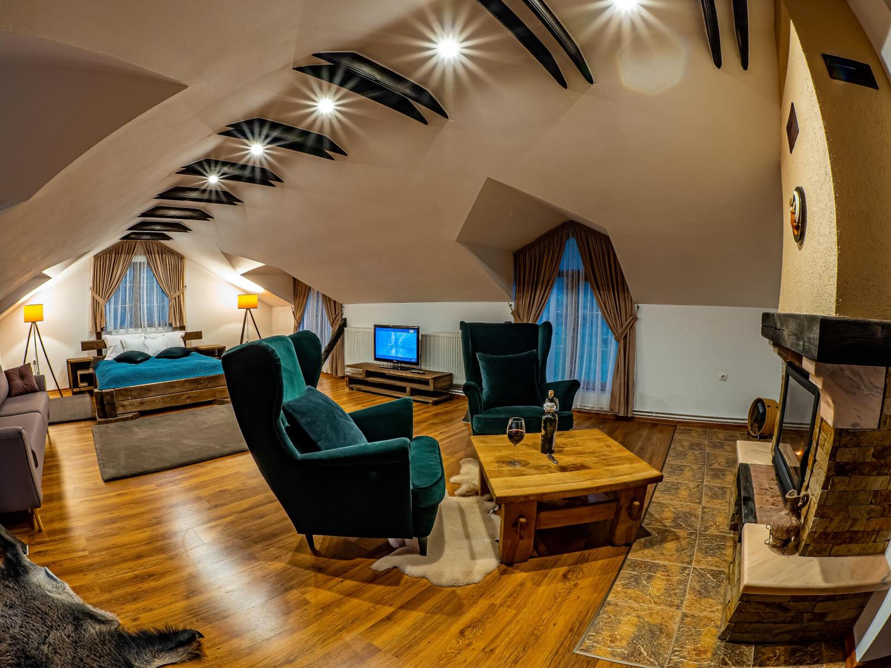 Deluxe Family Suite - Photo 5