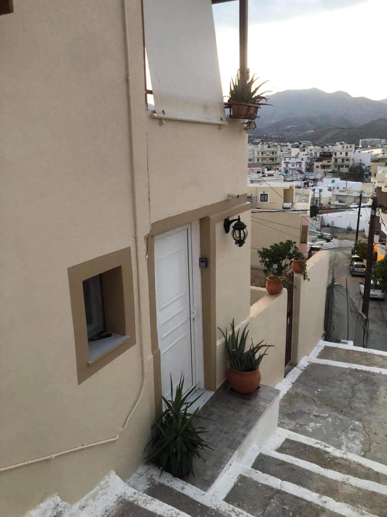 Studio with Balcony - Photo 2