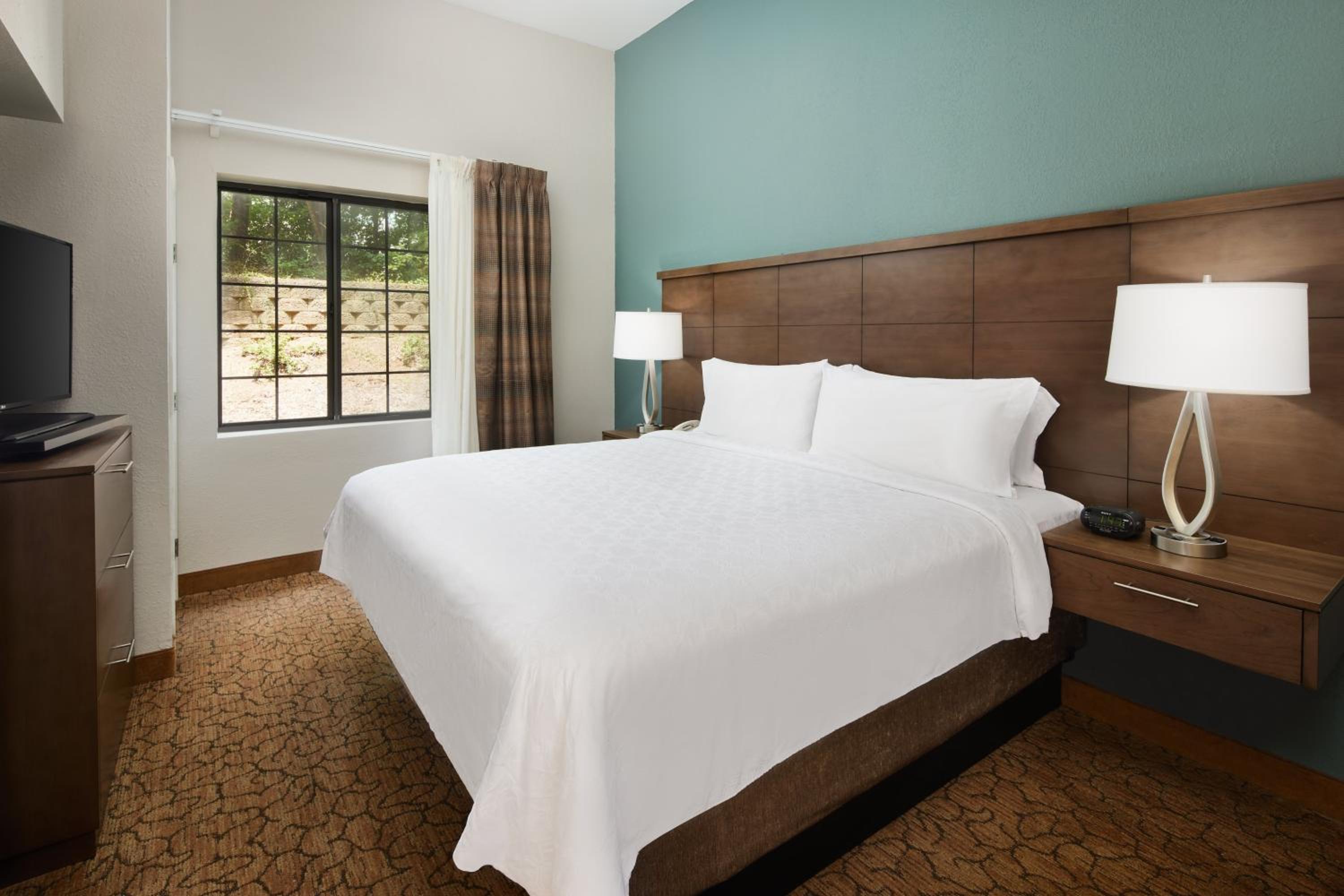 One Bedroom Suite with One Queen Bed - Photo 1