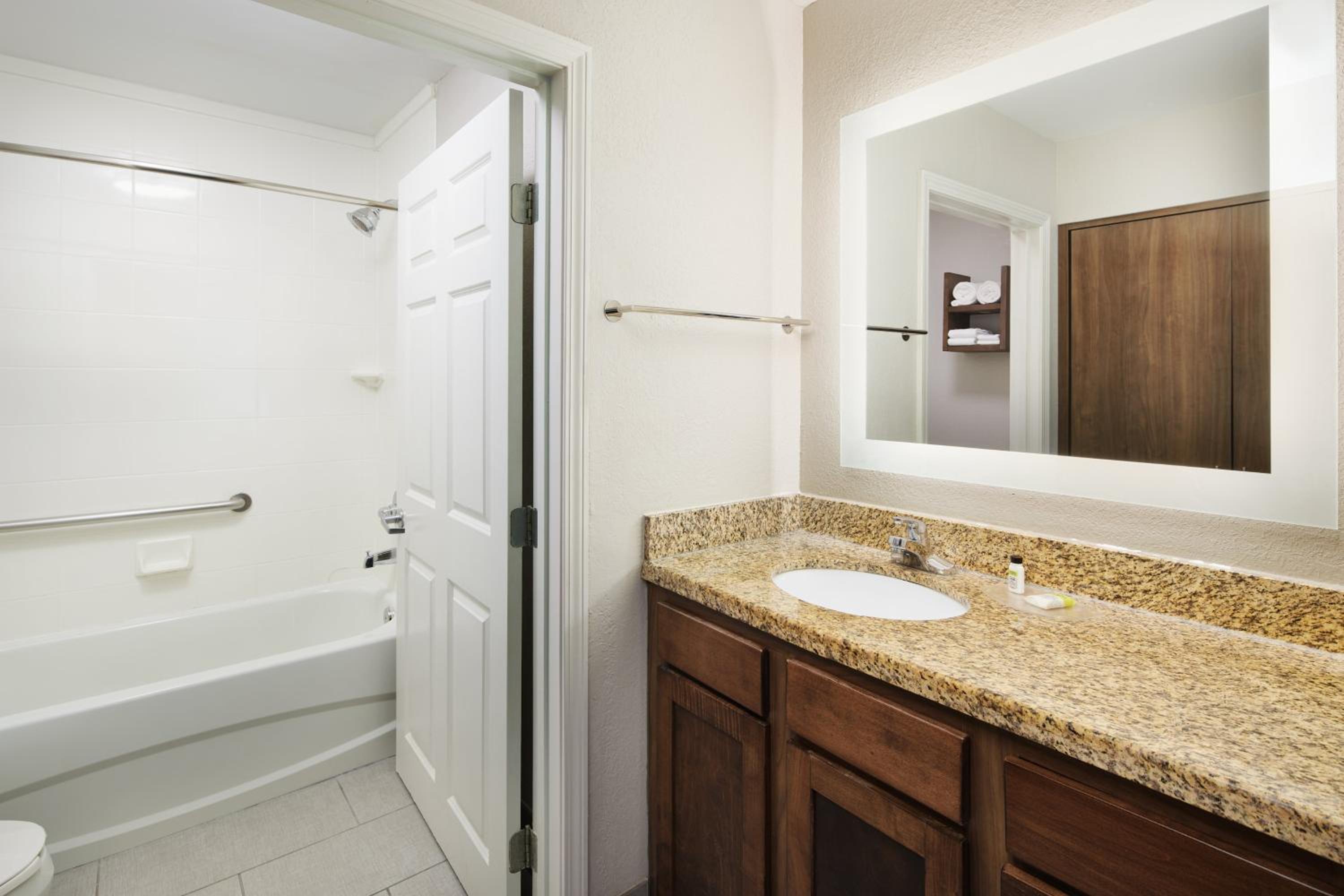 One Bedroom Suite with One Queen Bed - Photo 2