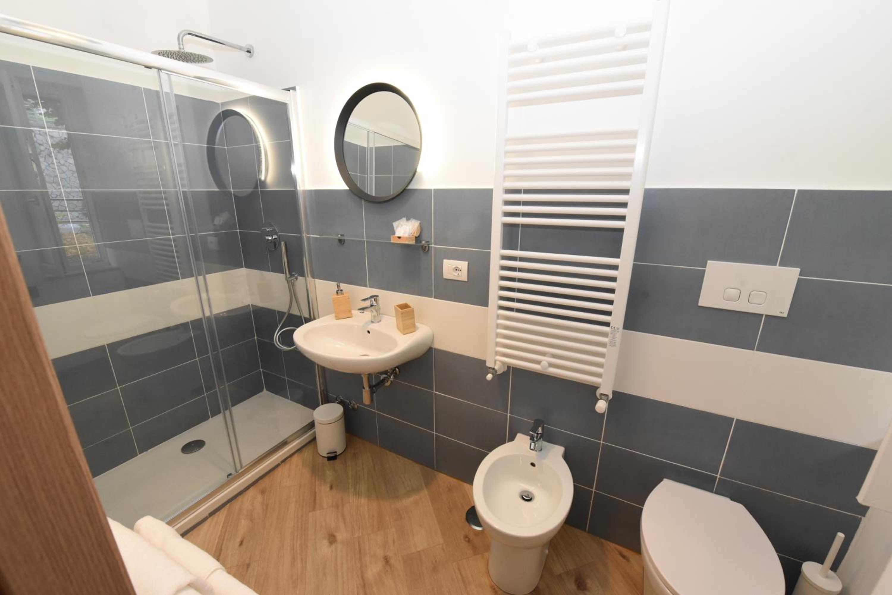 Double Room with Private Bathroom - Photo 4