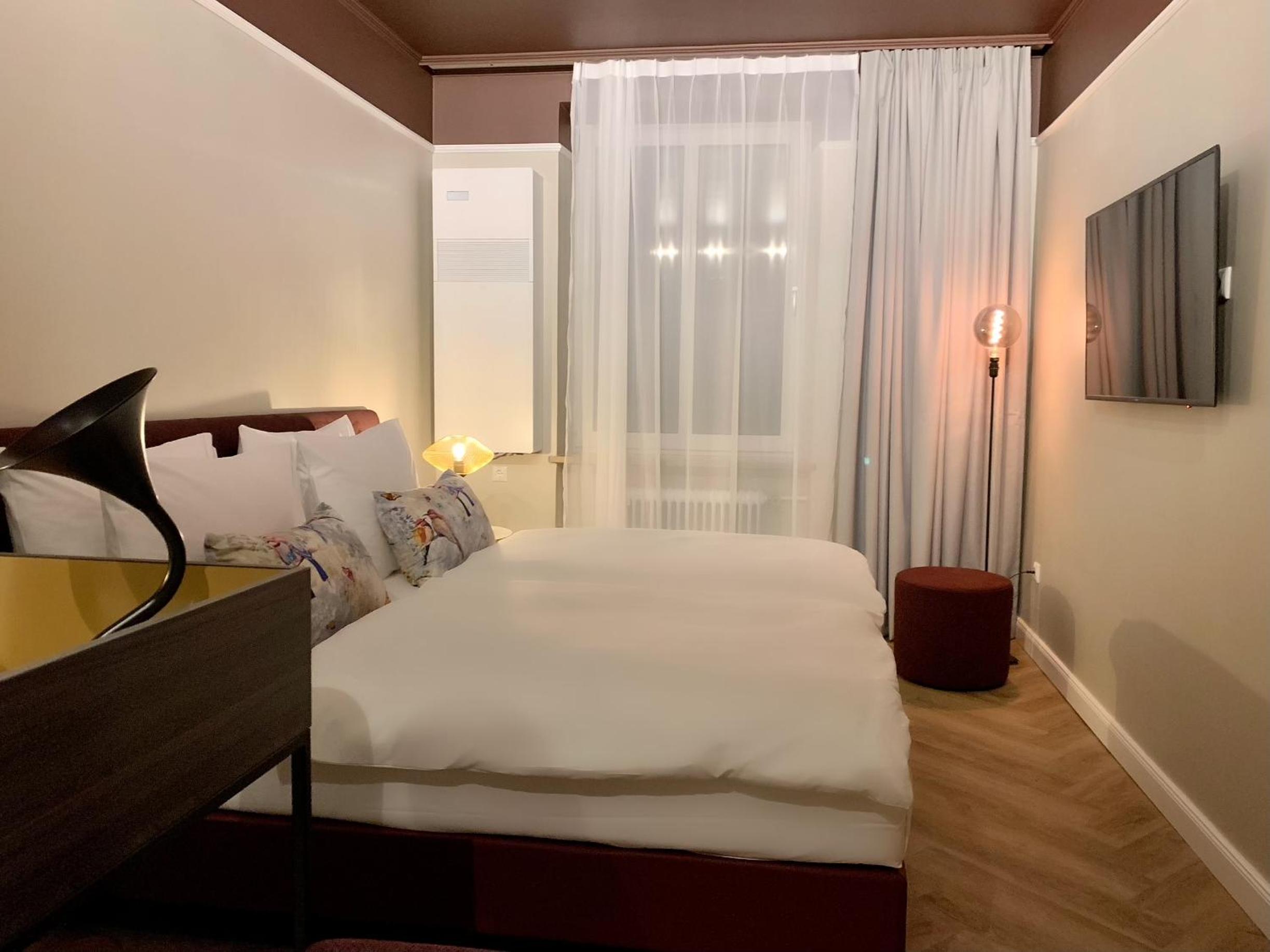 Standard Double Room - Photo 11