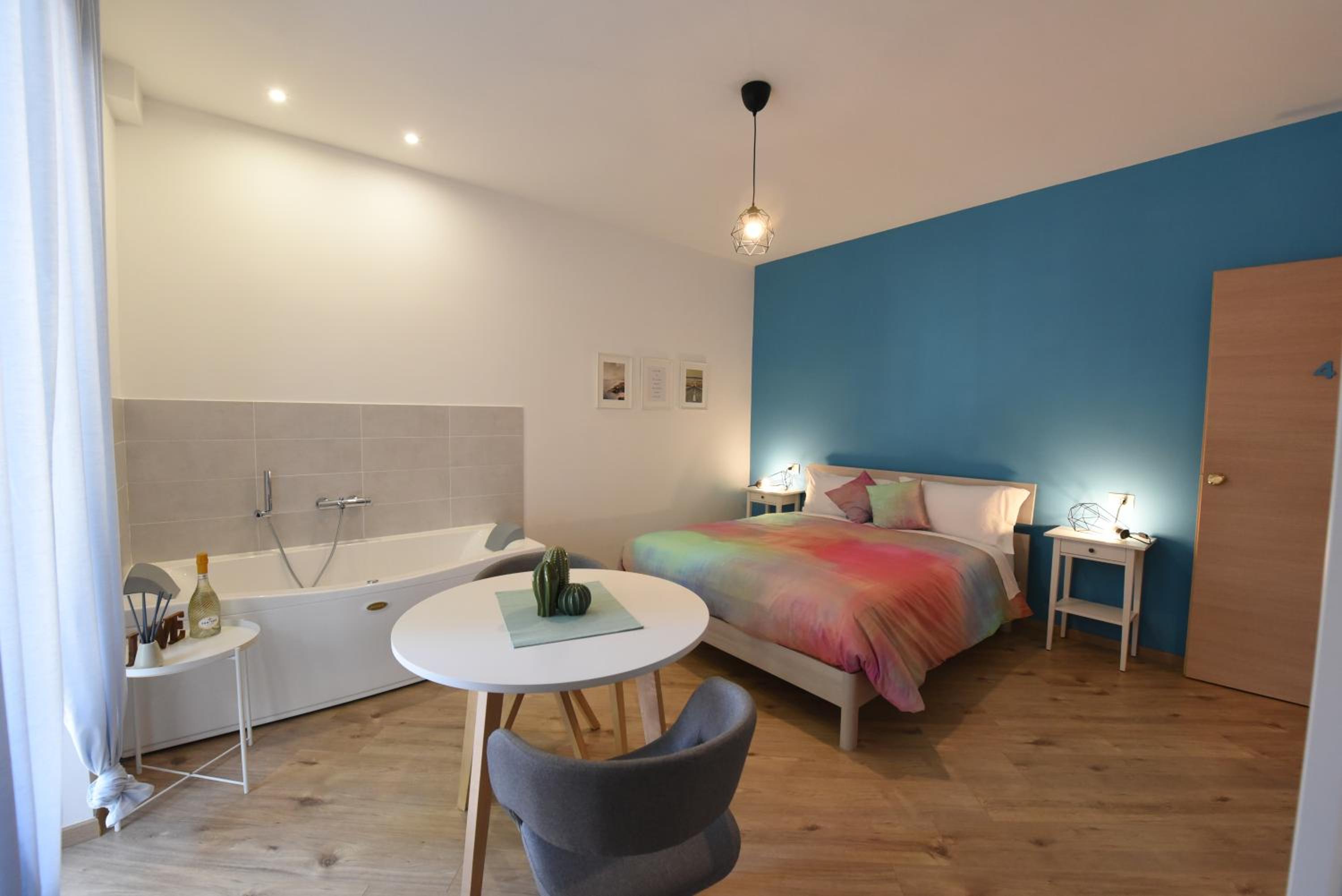 Double Room with Spa Bath - Photo 2