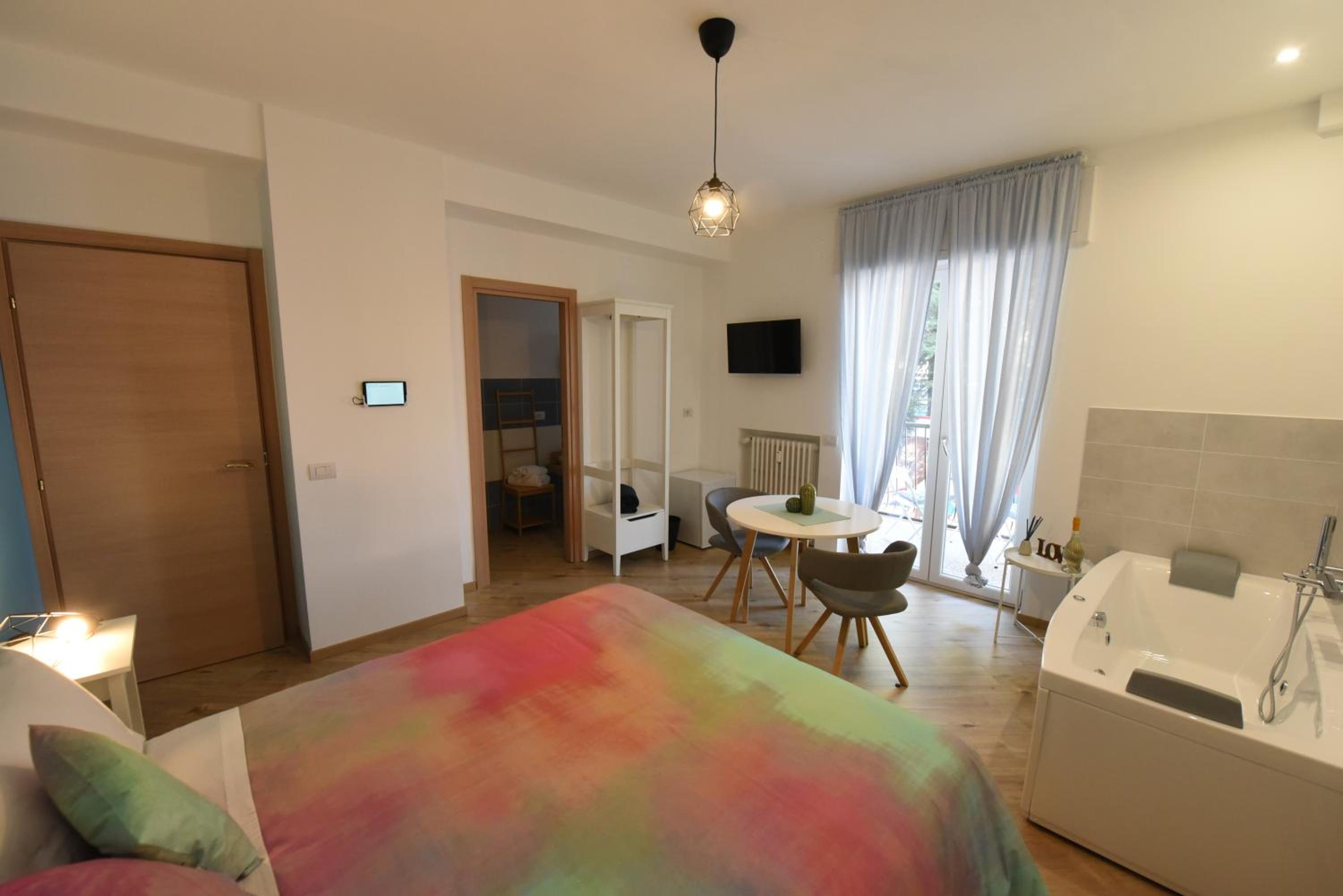Double Room with Spa Bath - Photo 5