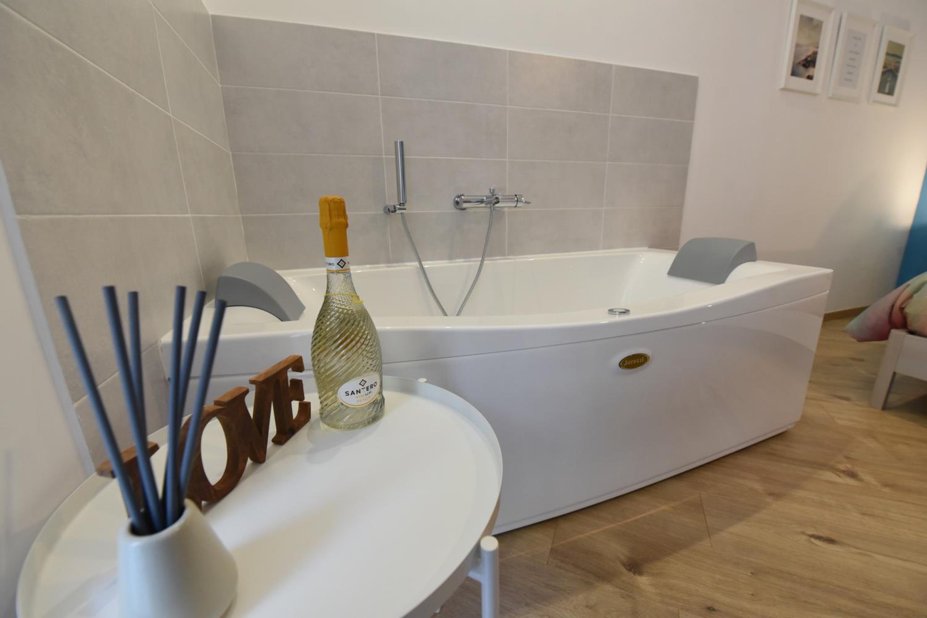 Double Room with Spa Bath - Photo 6