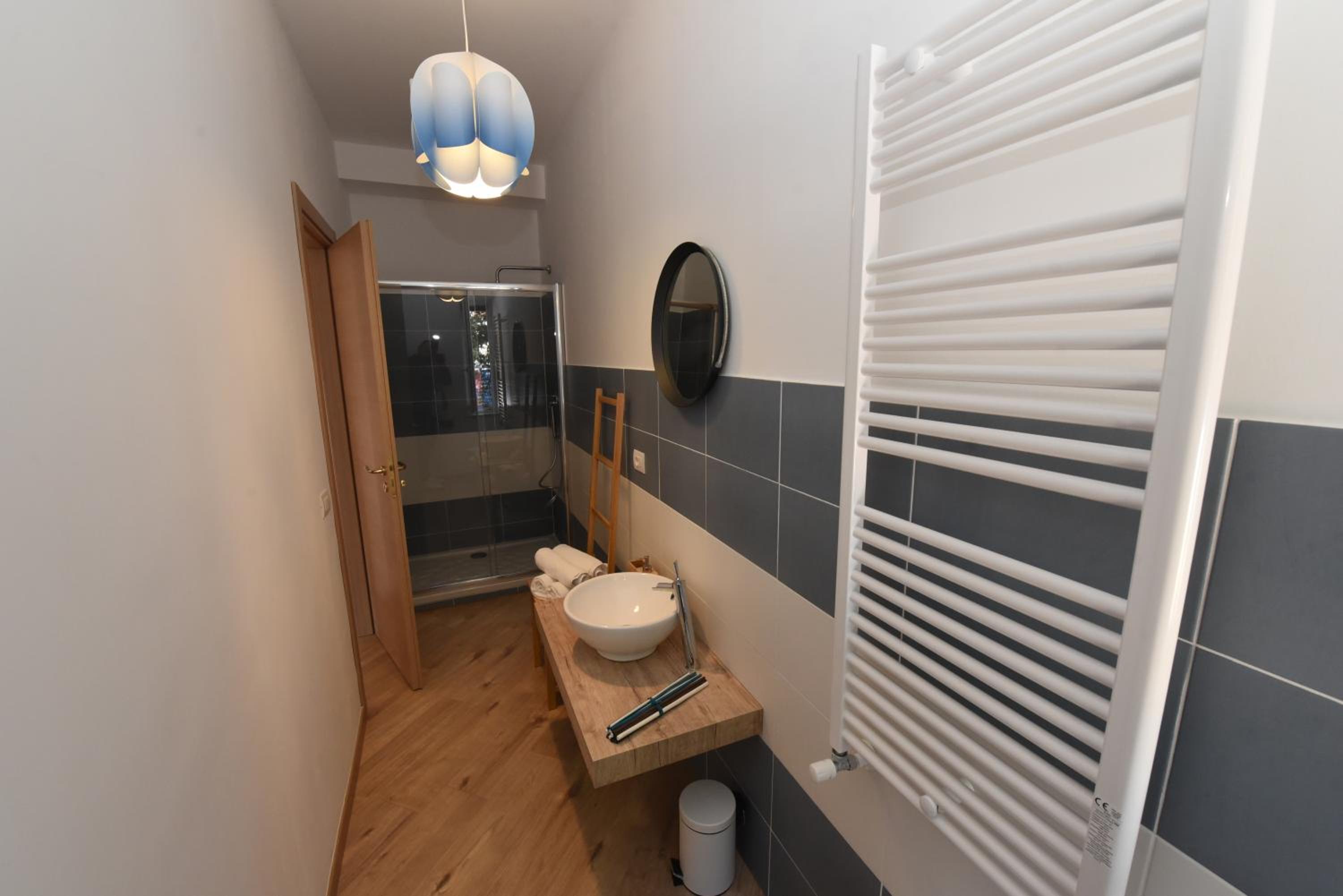 Double Room with Spa Bath - Photo 8