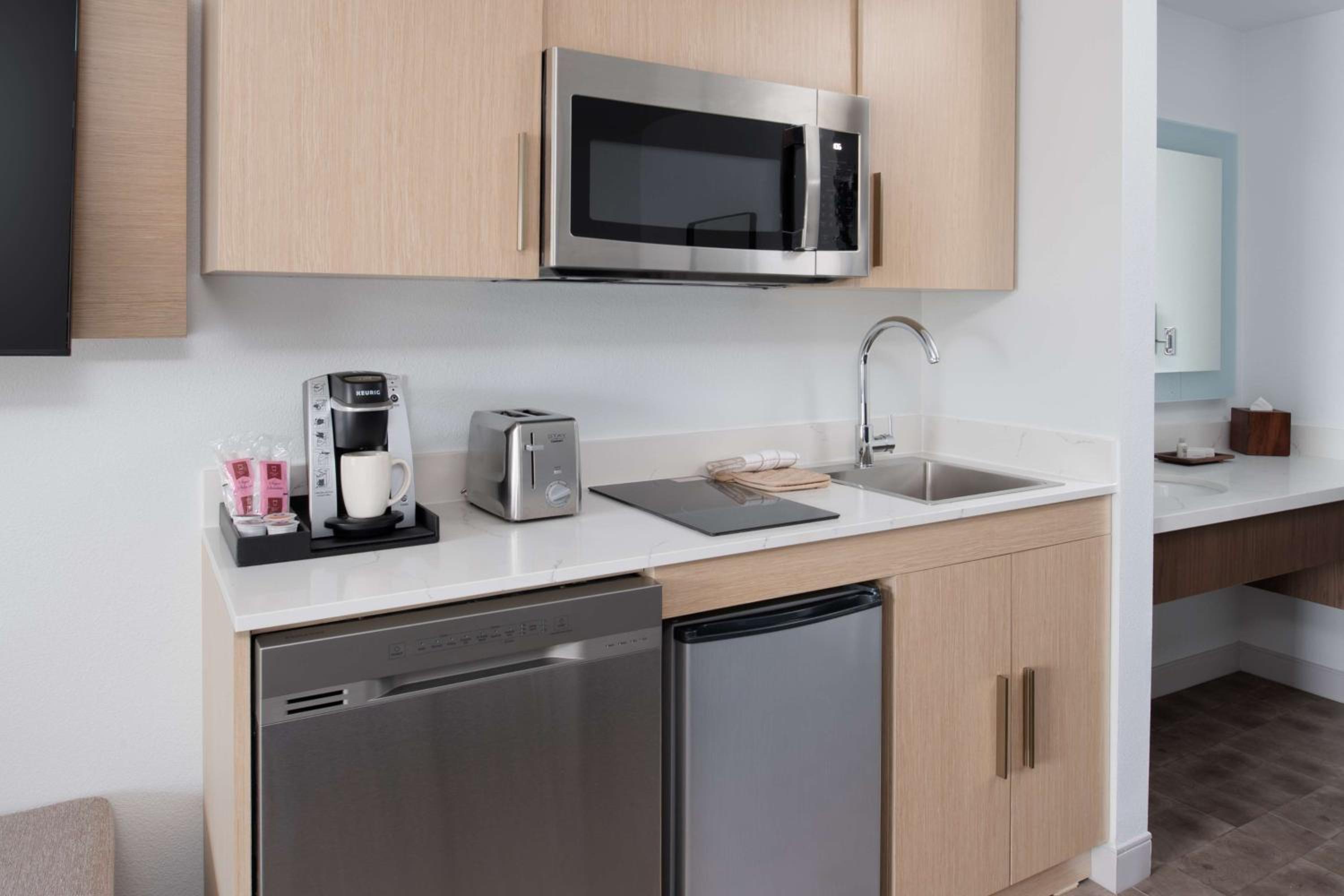 King Room With Sofa Bed And Kitchenette - Photo 2