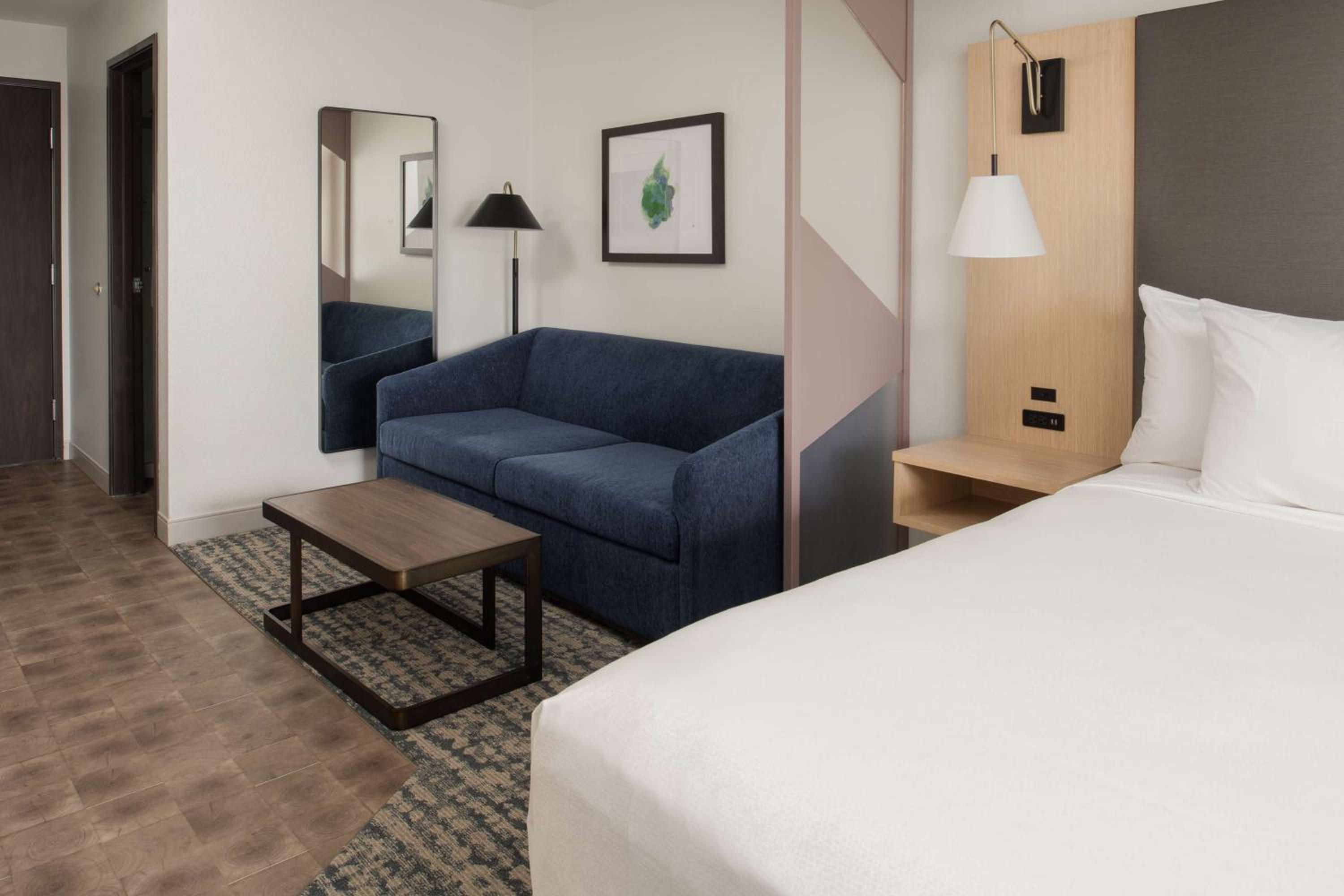 King Room With Sofa Bed And Kitchenette - Photo 5