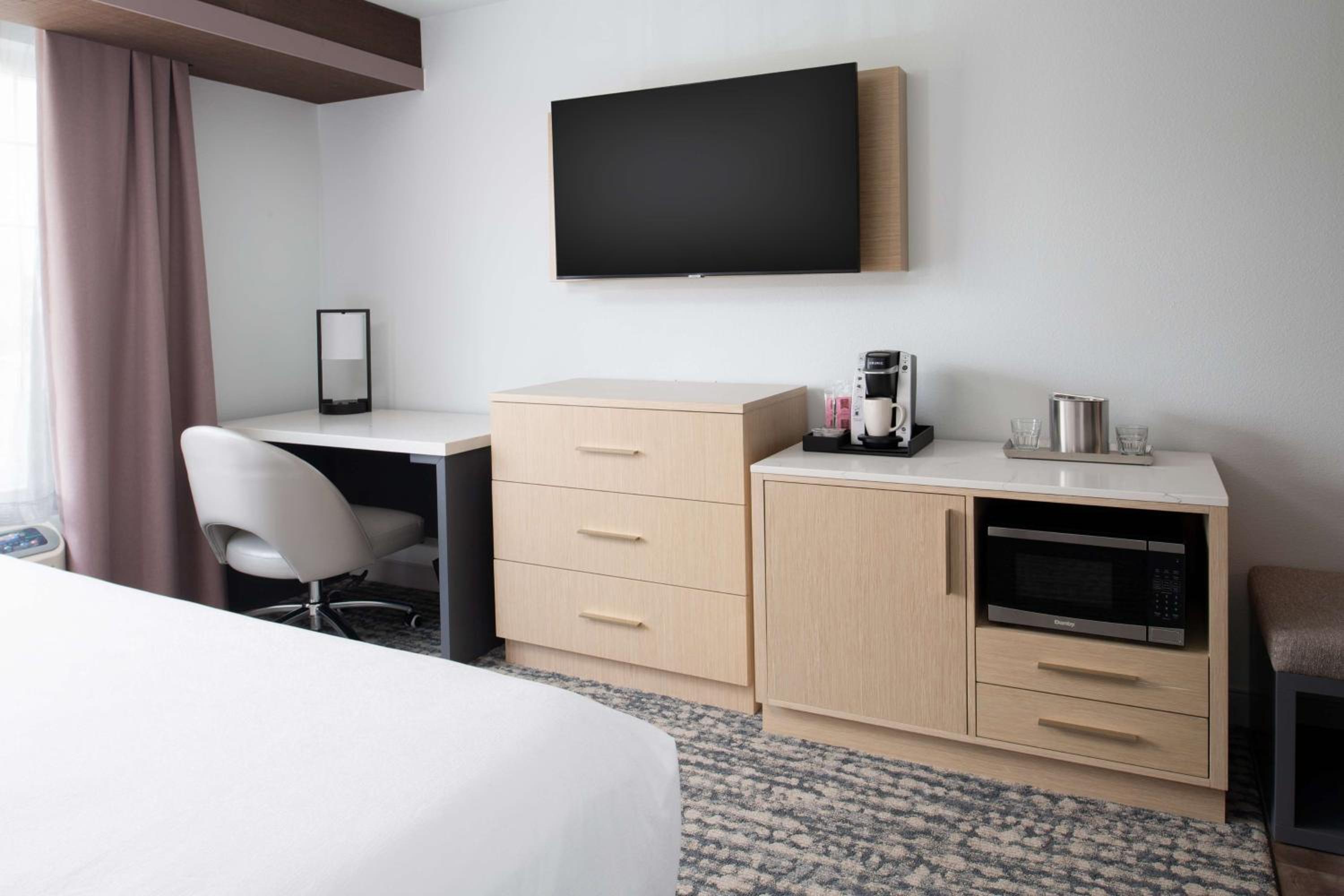King Room With Sofa Bed And Kitchenette - Photo 7