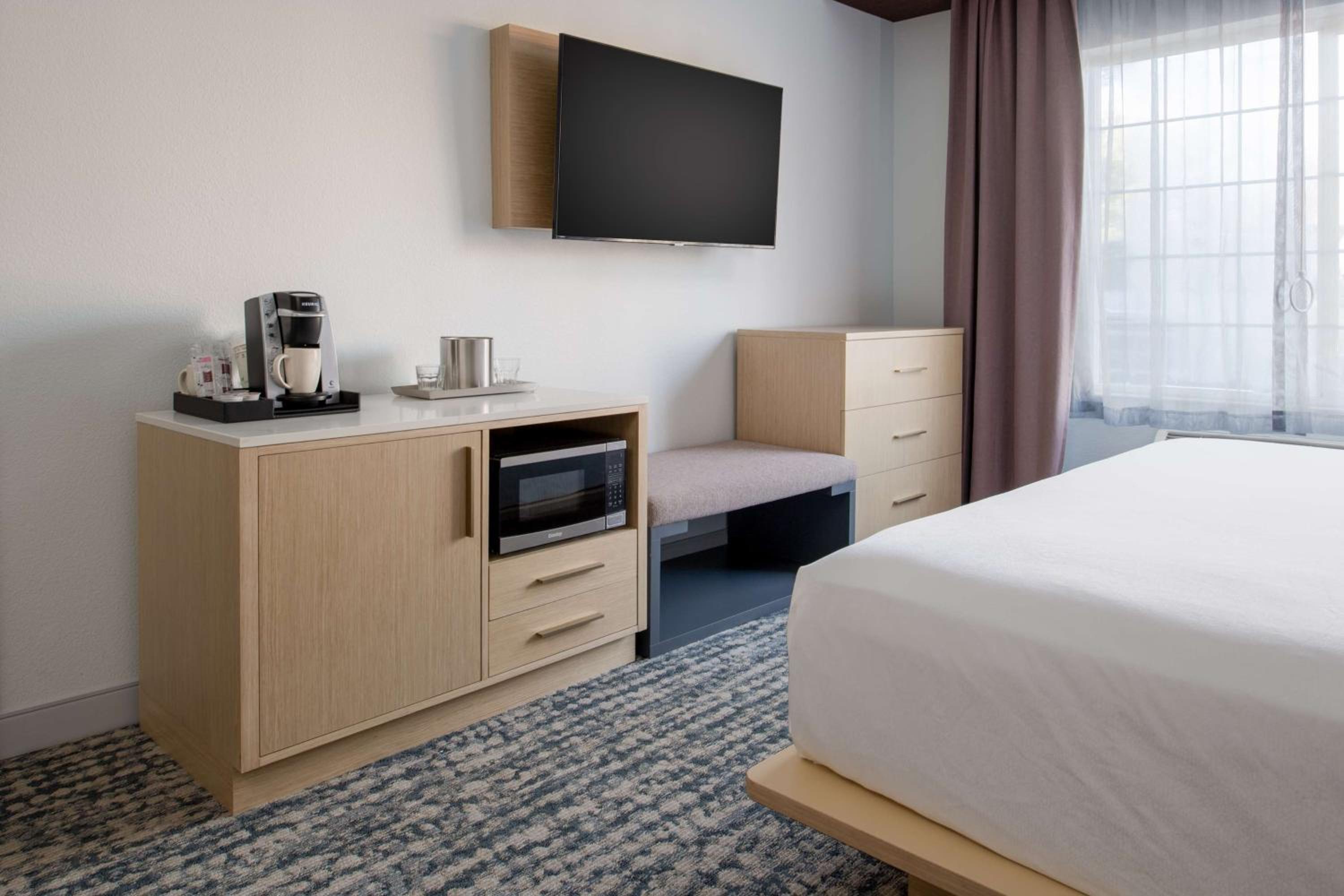 King Room with Roll-In Shower - Mobility Accessible - Photo 2