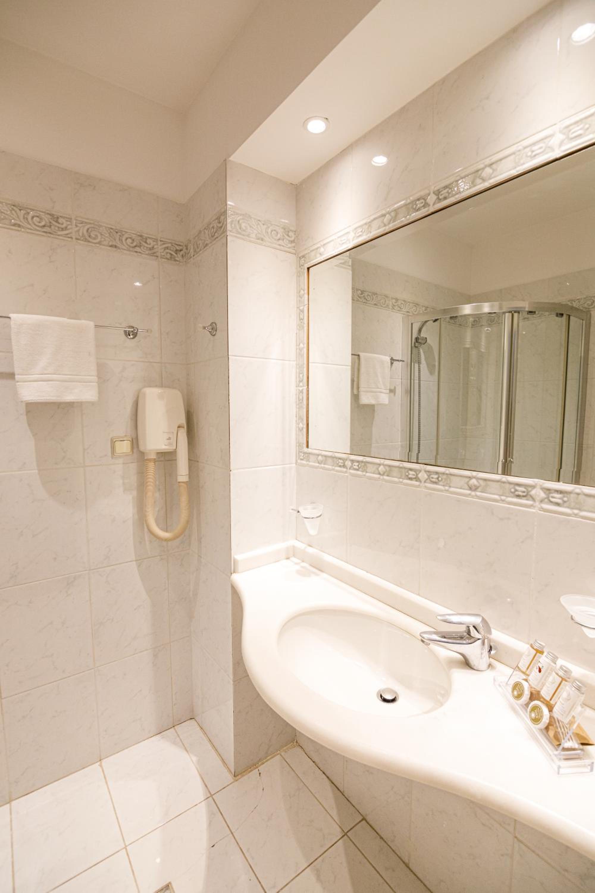 Standard Double Room - Photo 5