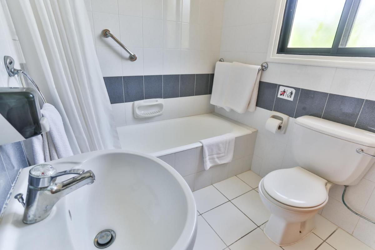 Studio with Pool View (2 Adults + 1 Child) photo 3