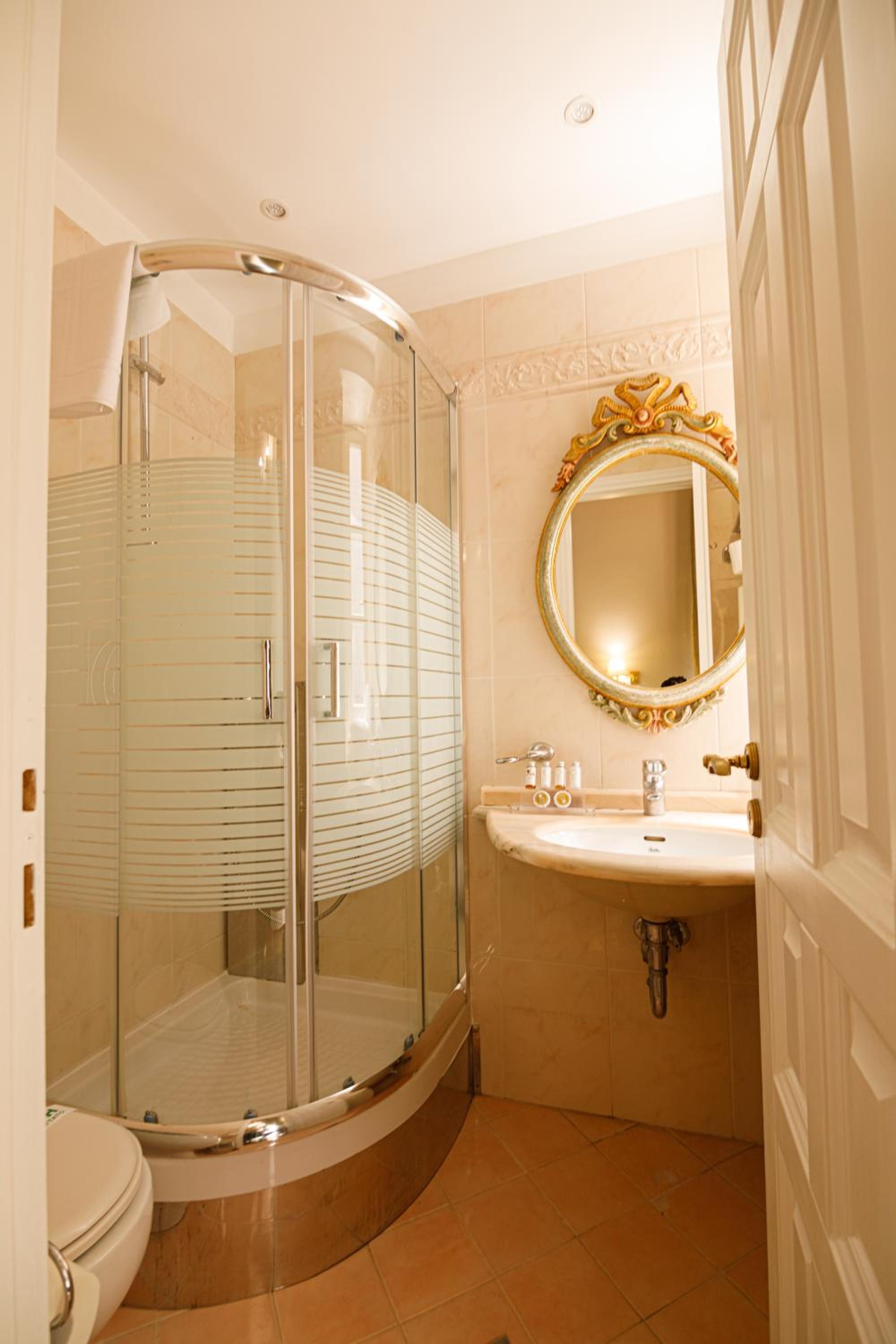 Standard Double Room - Photo 8