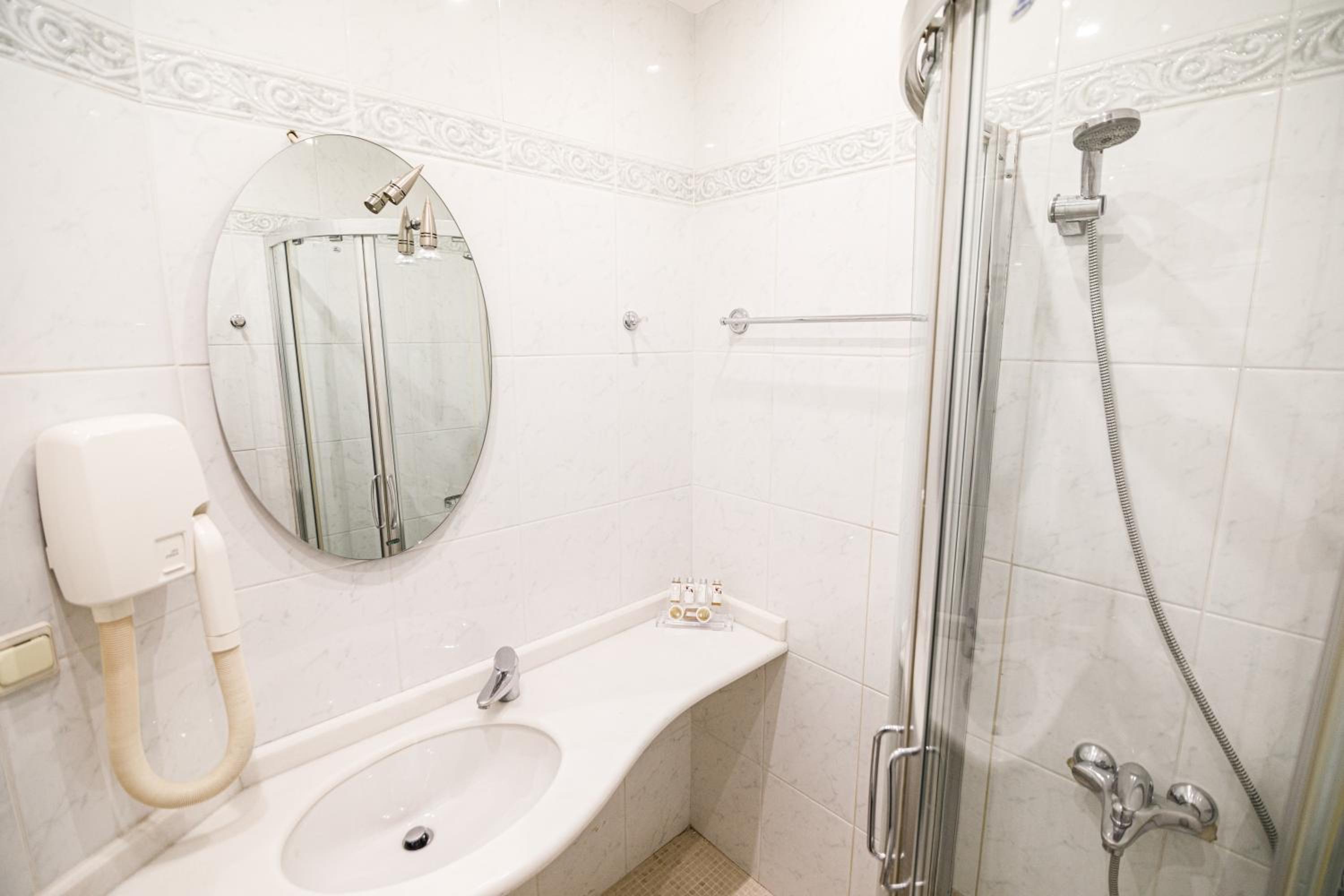 Standard Double Room - Photo 7