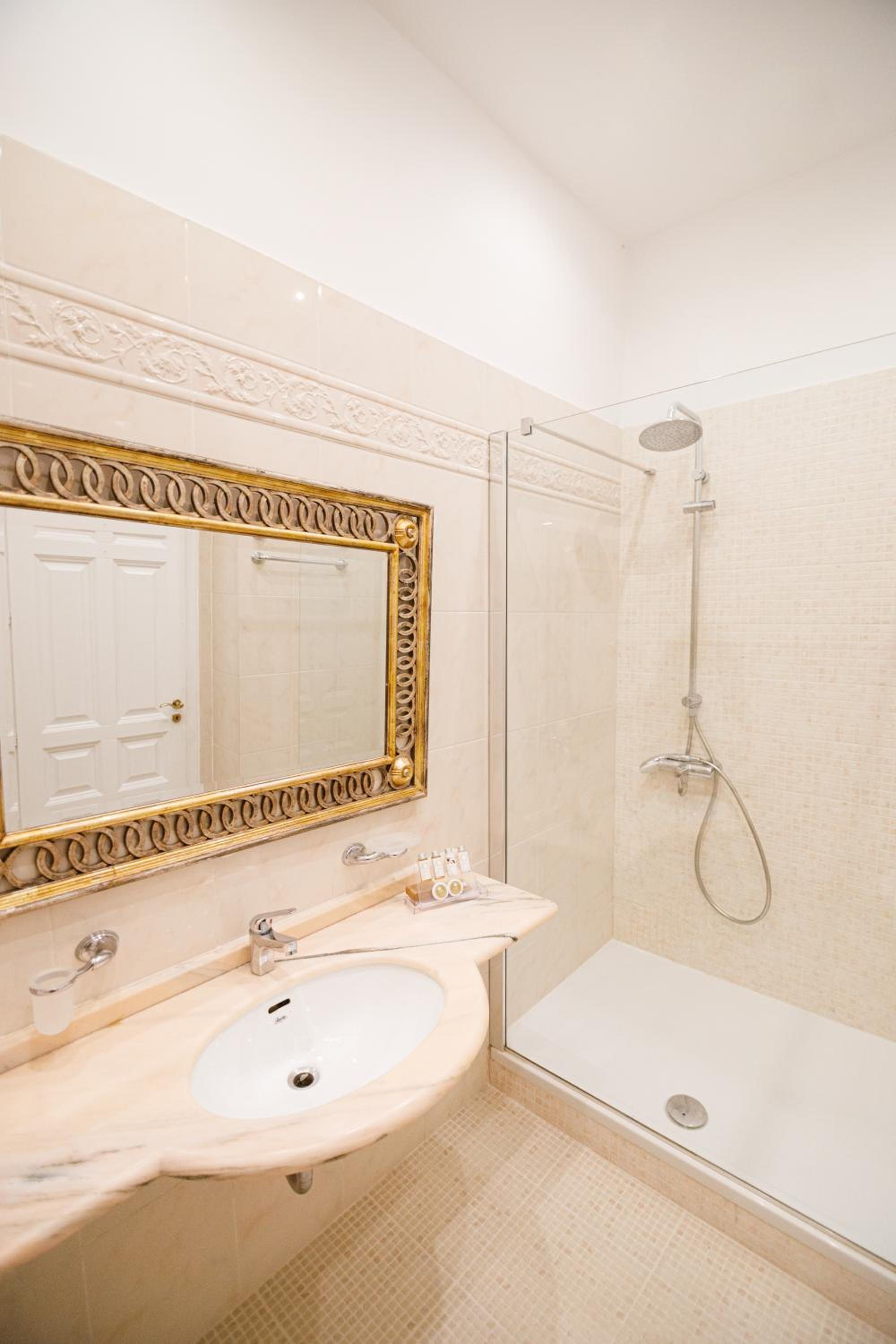 Executive Double Room - Photo 8