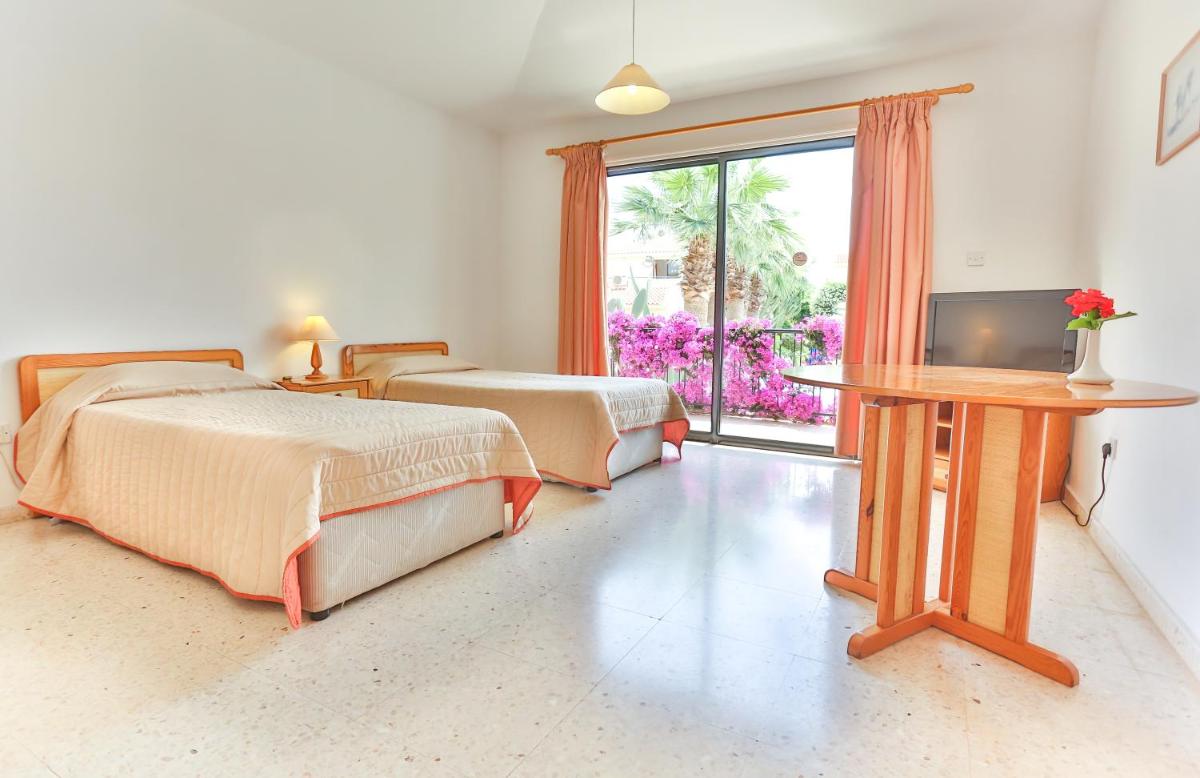 Studio with Pool View (2 Adults + 1 Child) photo 1