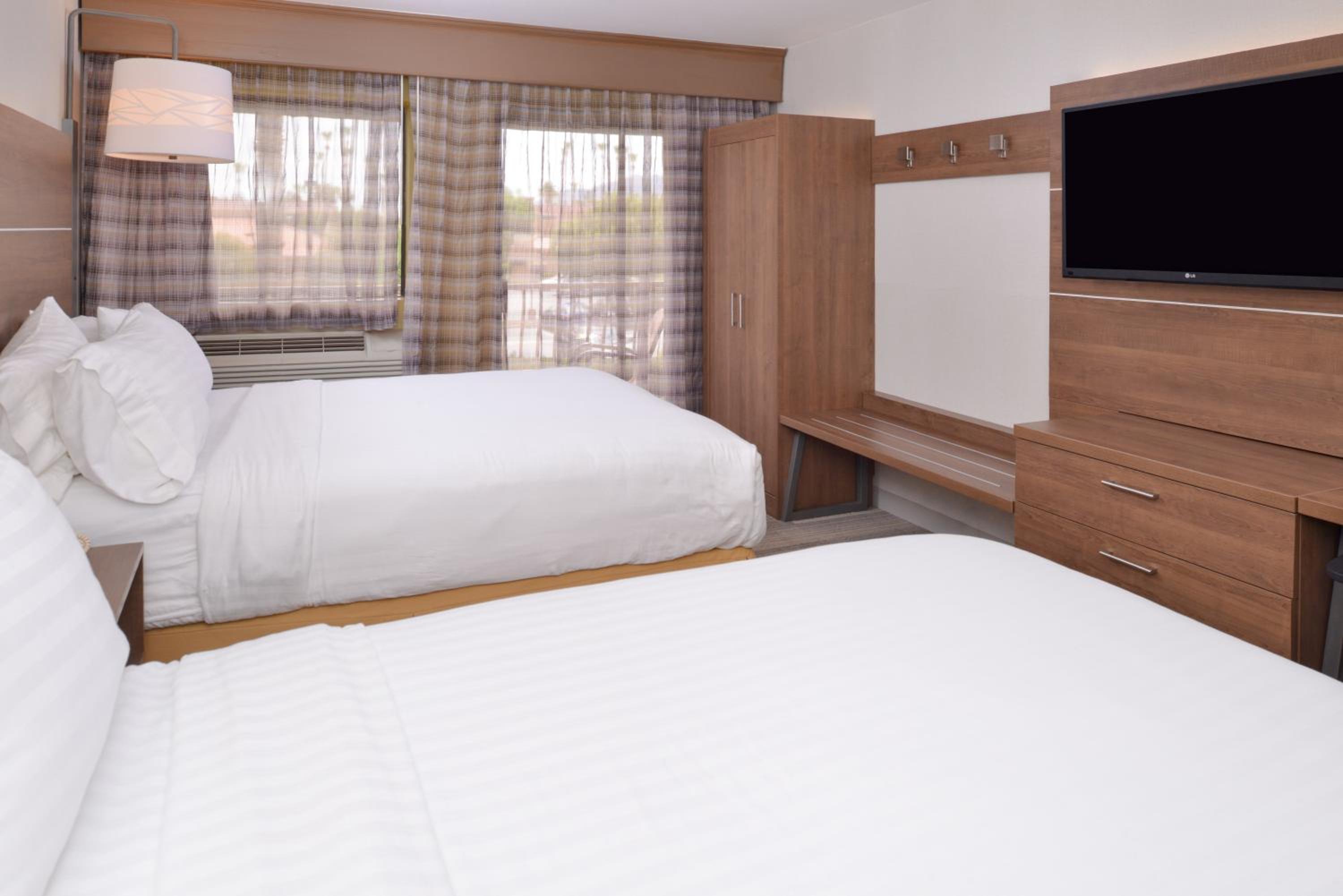 Standard Queen Room with Two Queen Beds - Photo 2