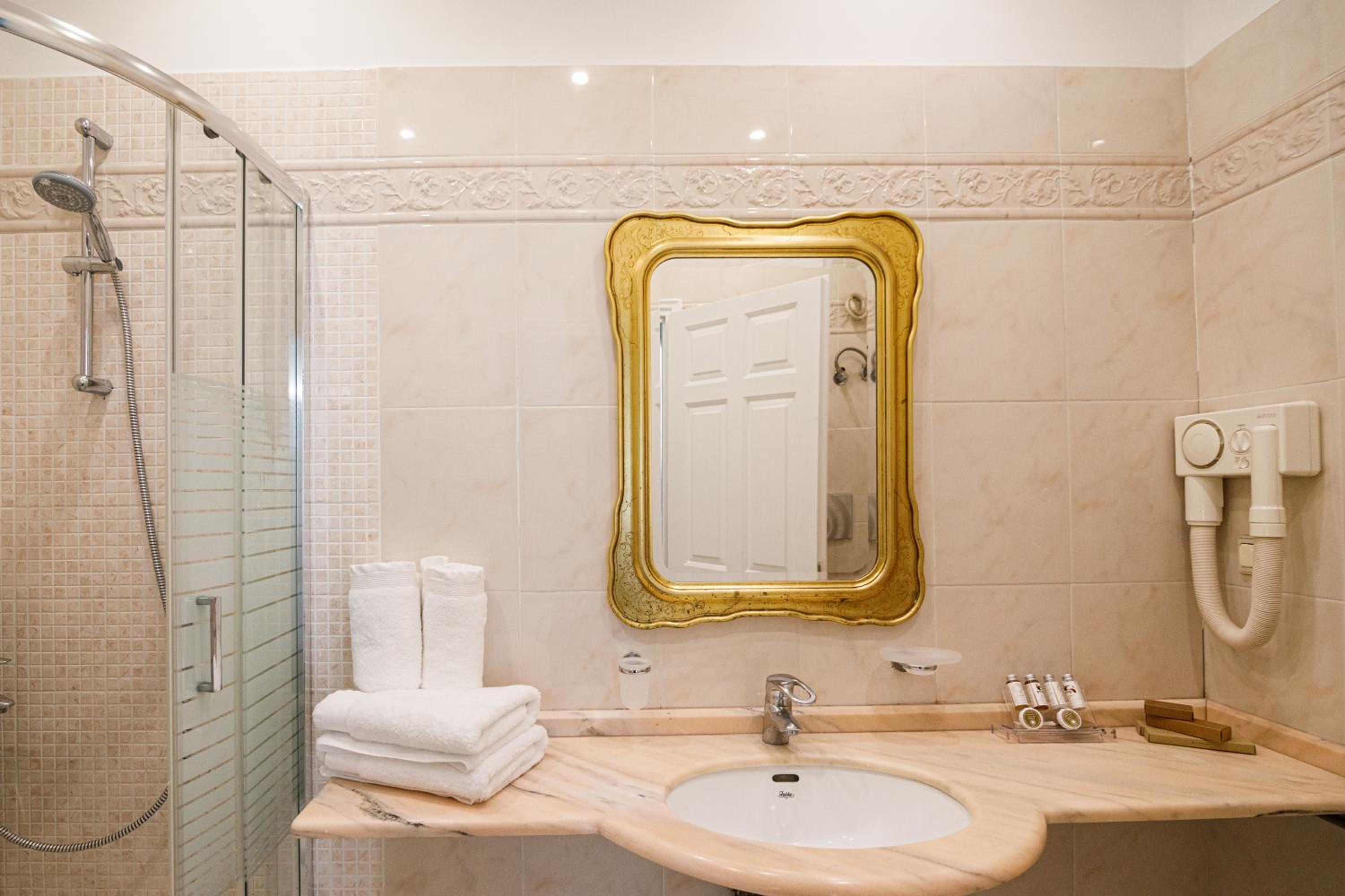 Executive Double Room - Photo 10