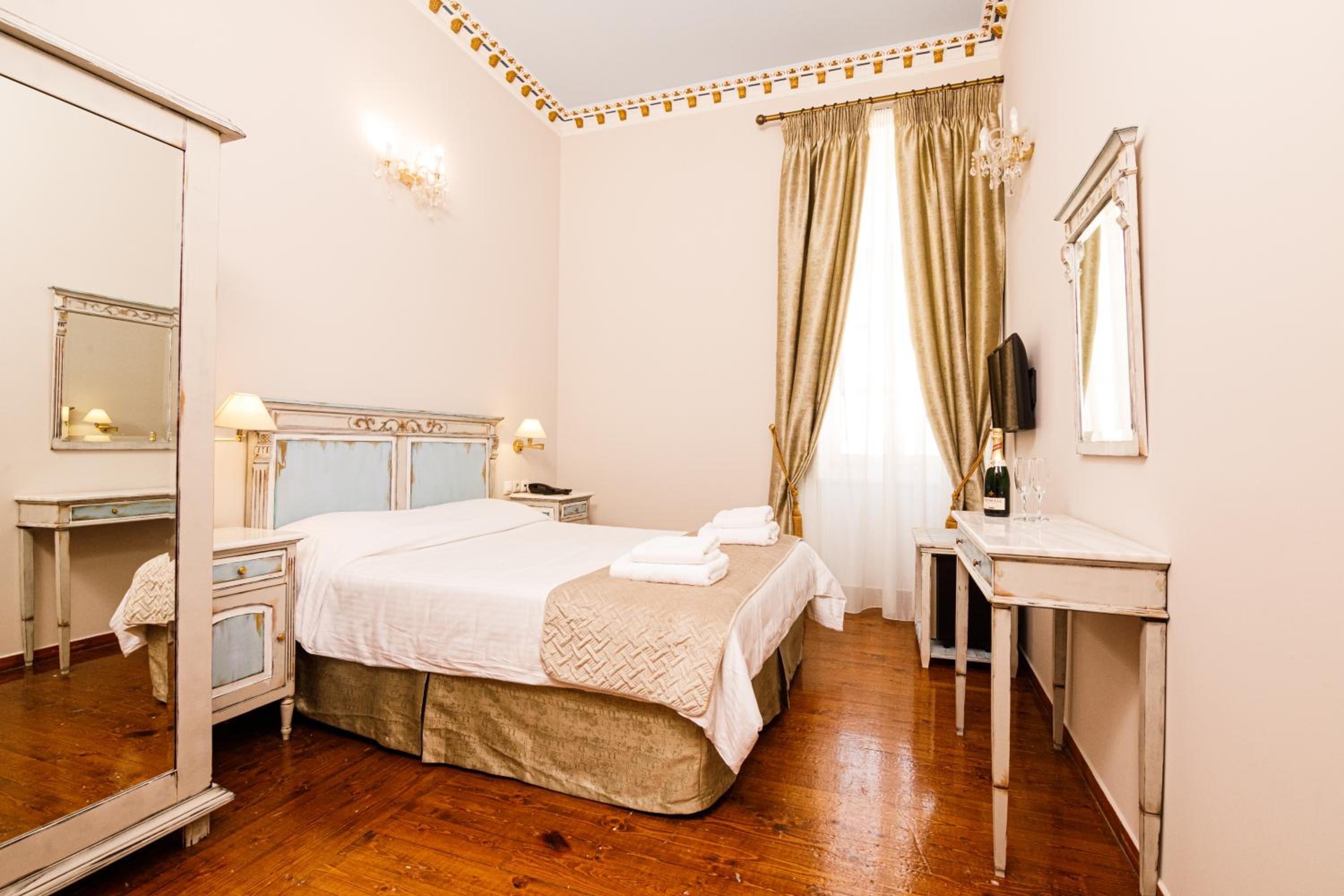 Standard Double Room - Photo 3