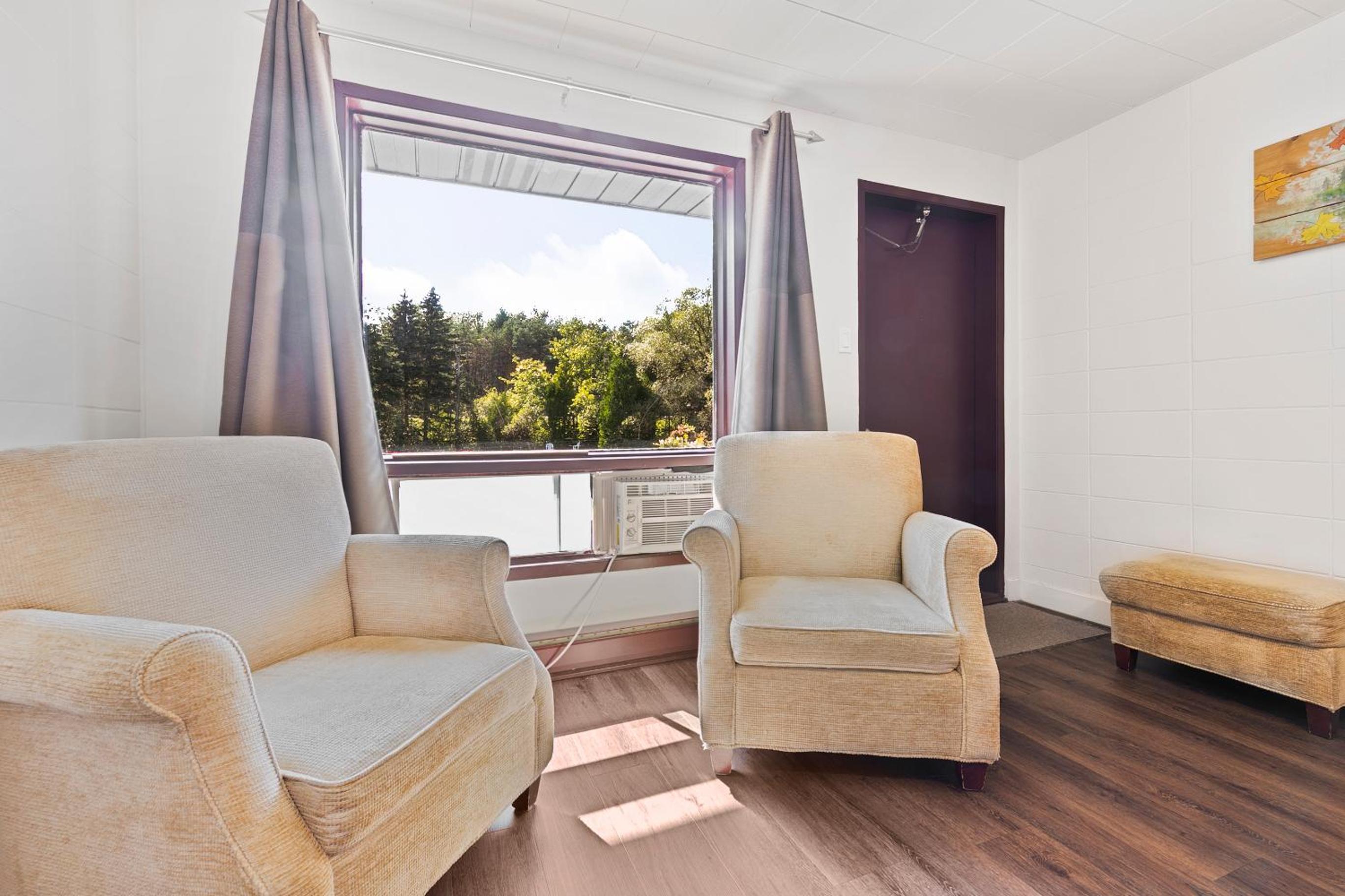 King Room with Garden View - Photo 9