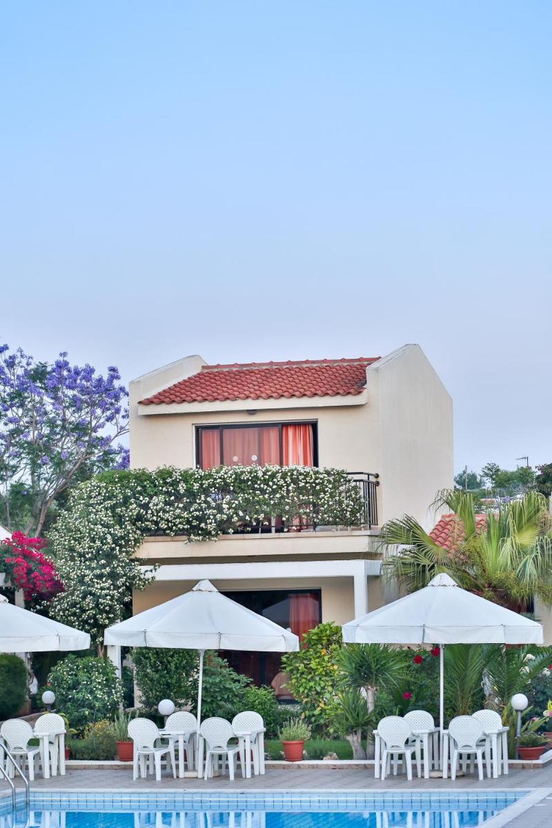 Studio with Pool View (2 Adults + 1 Child) photo 2