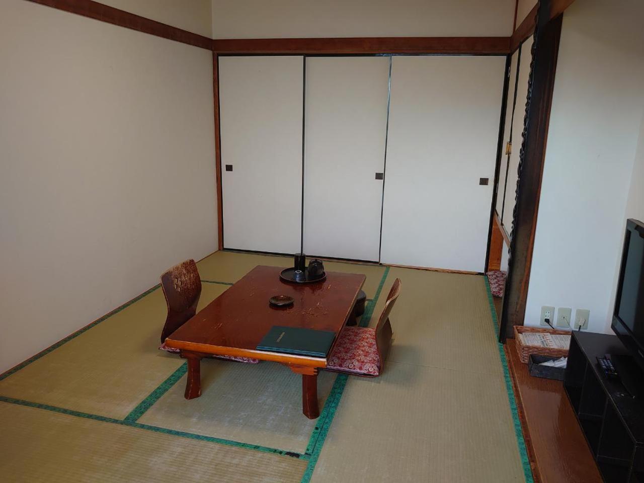 Japanese-Style Room with Shared Bathroom and Partial Ocean View(1-2Person) - Non-Smoking - Breakfast and Shiraoi Beef Dinner Included