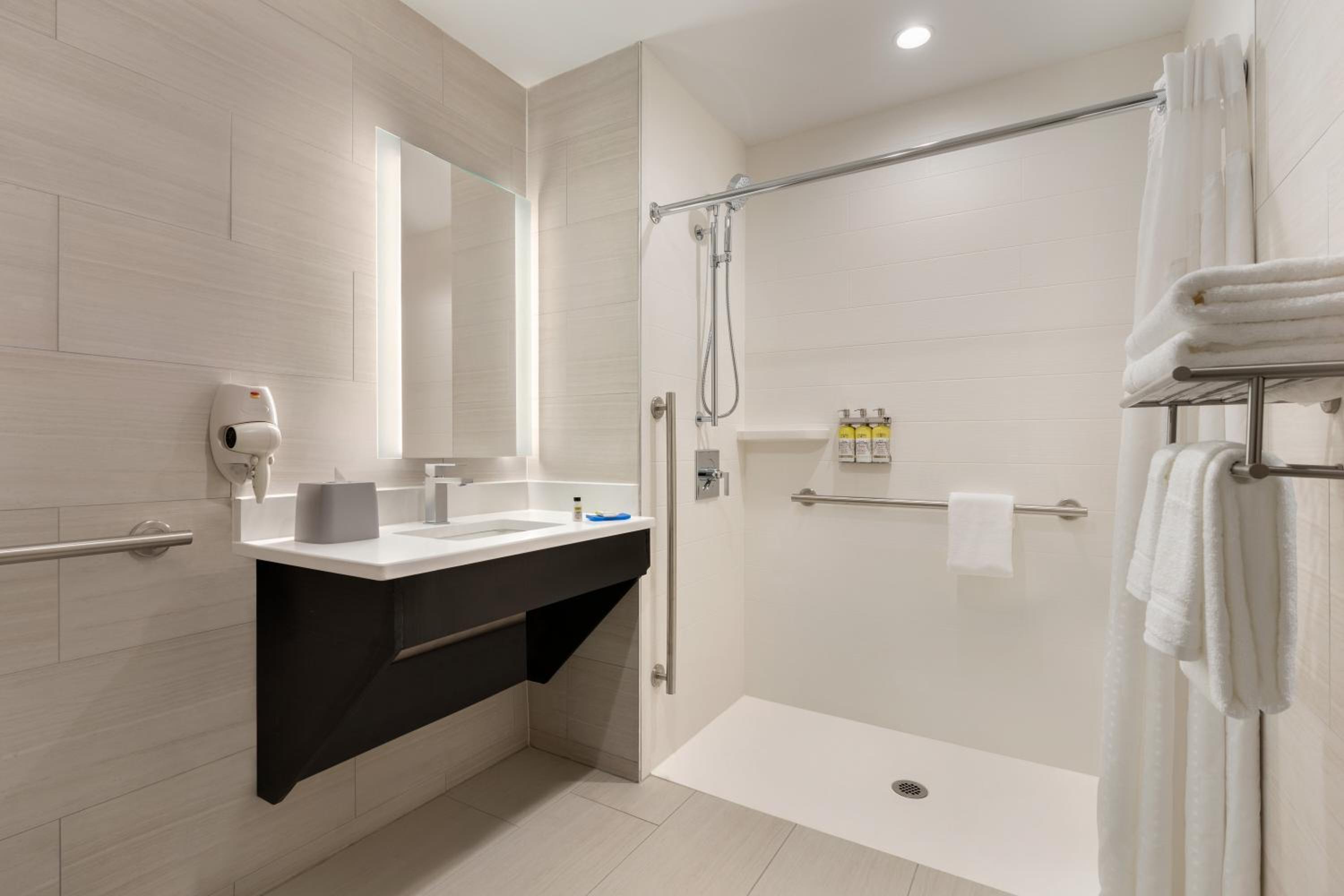 Standard King Room with Roll-In Shower - Mobility Access - Photo 4
