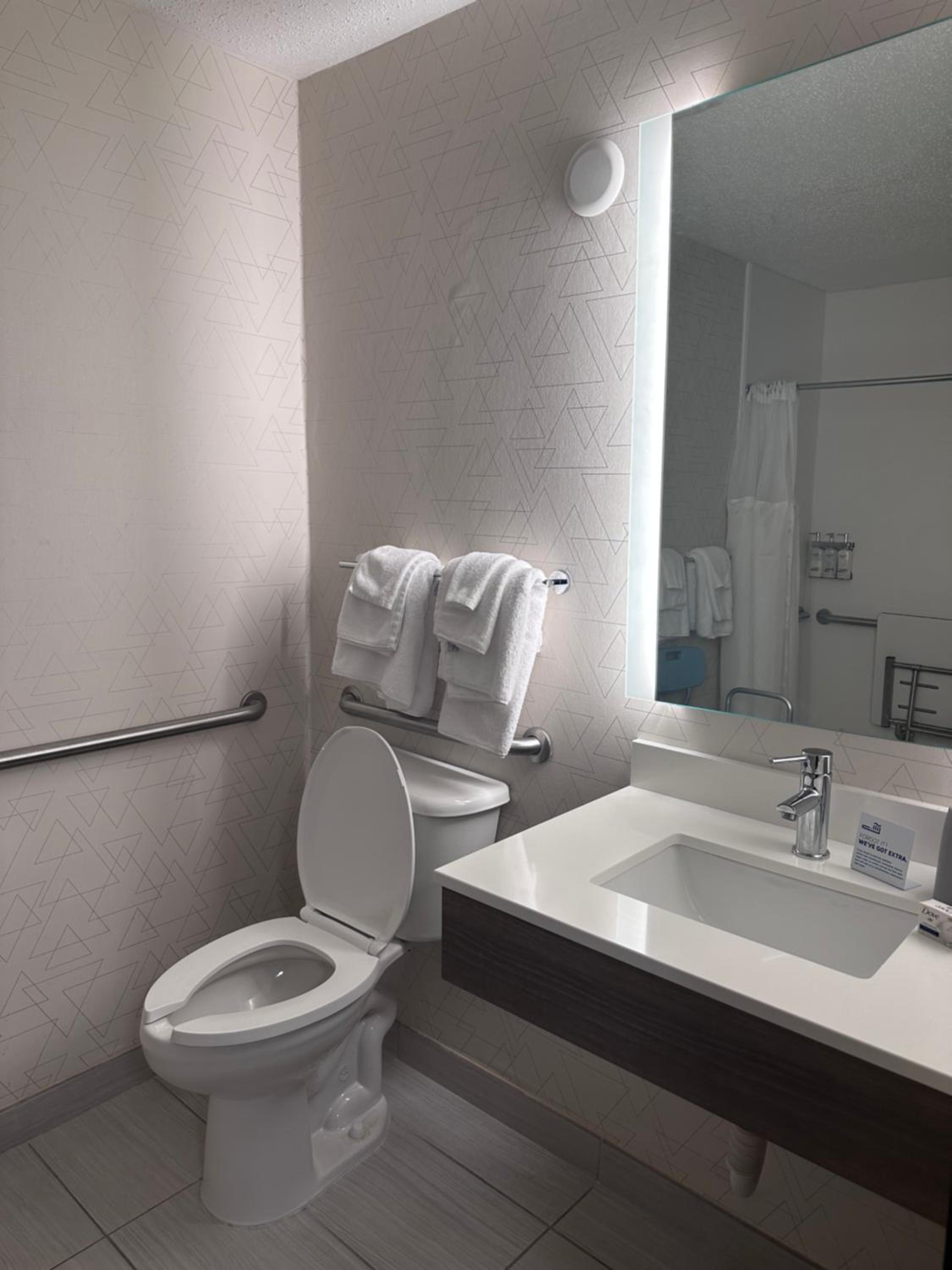 Holiday Inn Express & Suites Southfield - Detroit, Photo 2
