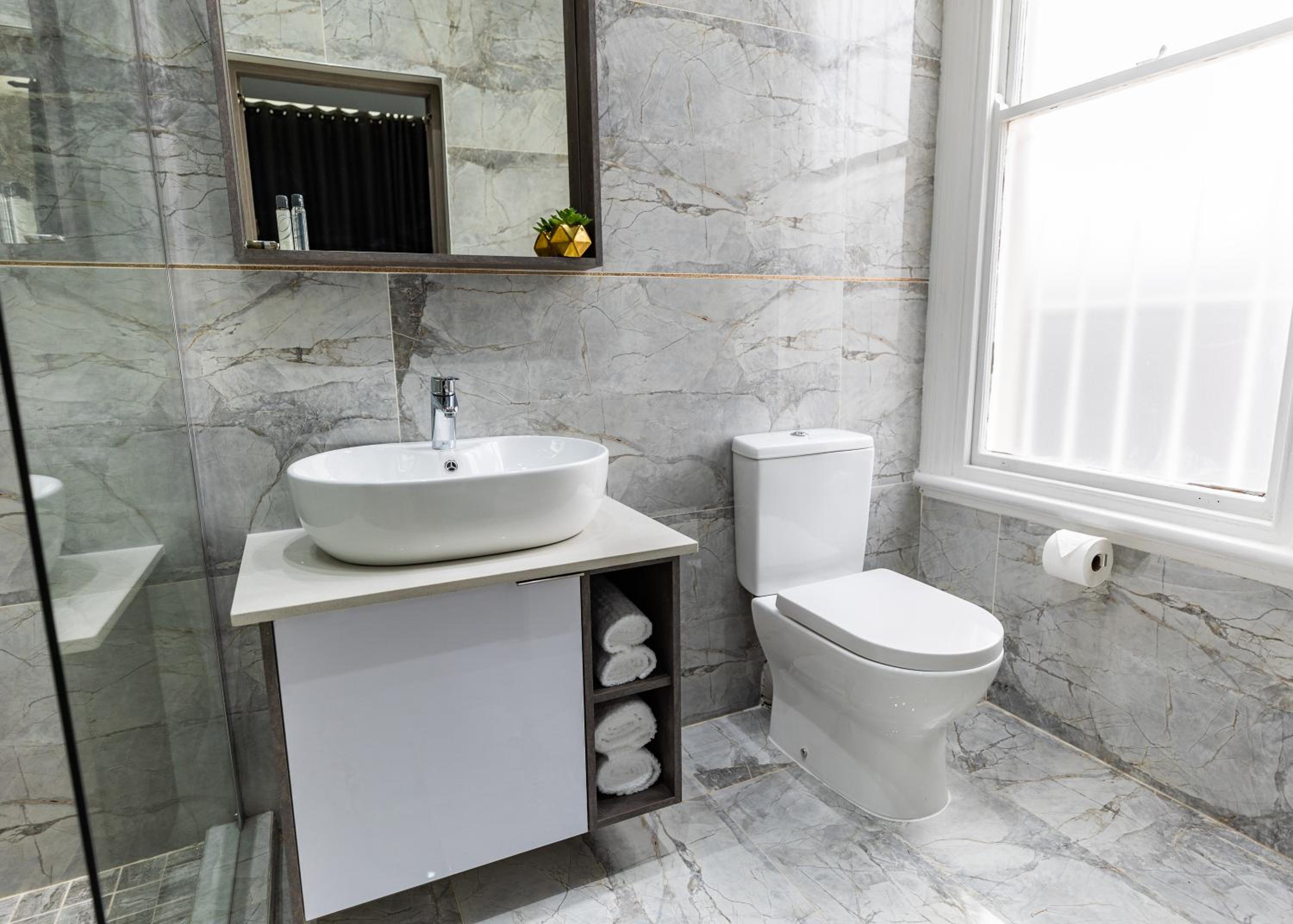 Deluxe Queen Suite - Photo 5