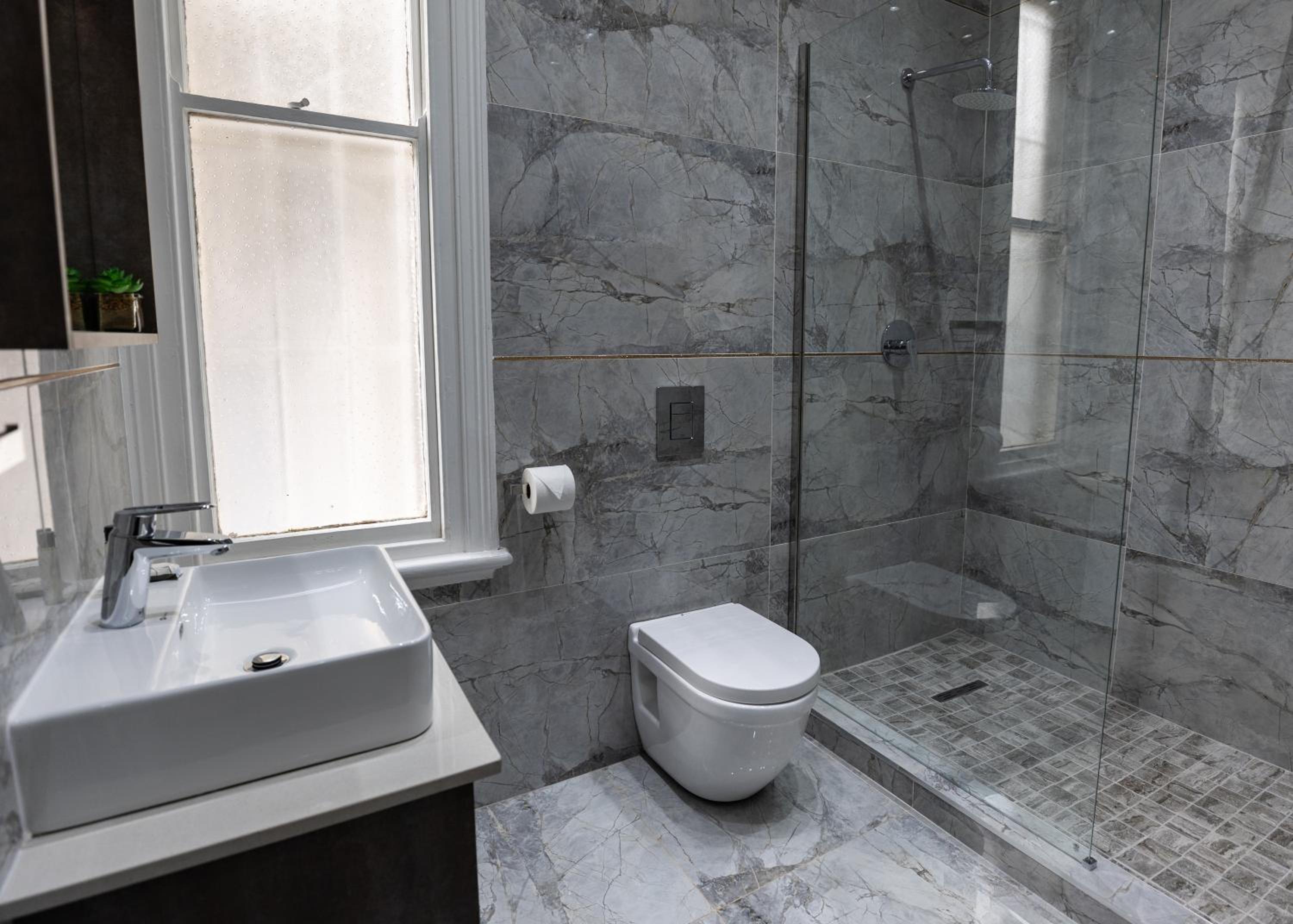 Deluxe Queen Suite - Photo 6