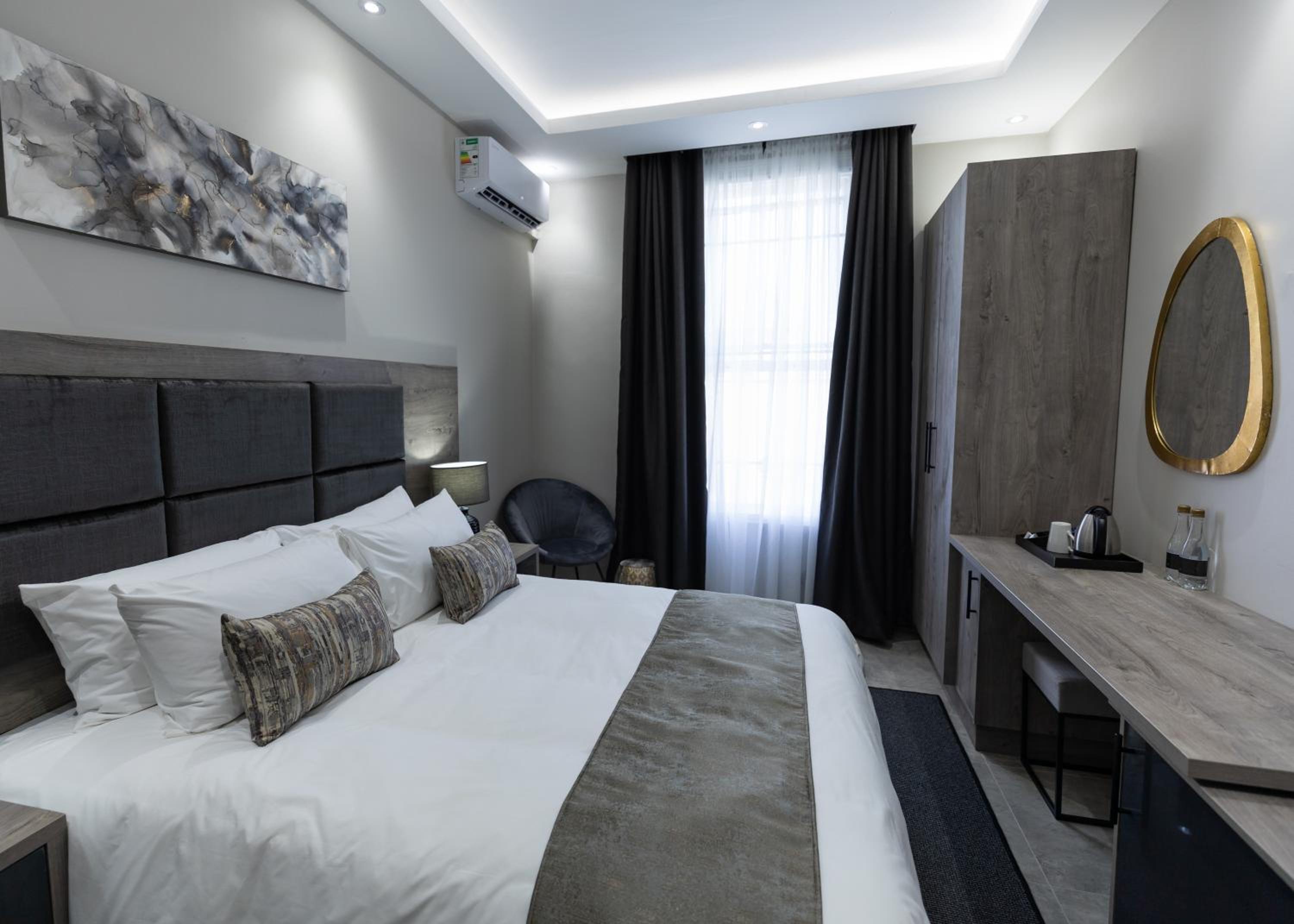 Deluxe Queen Suite - Photo 7