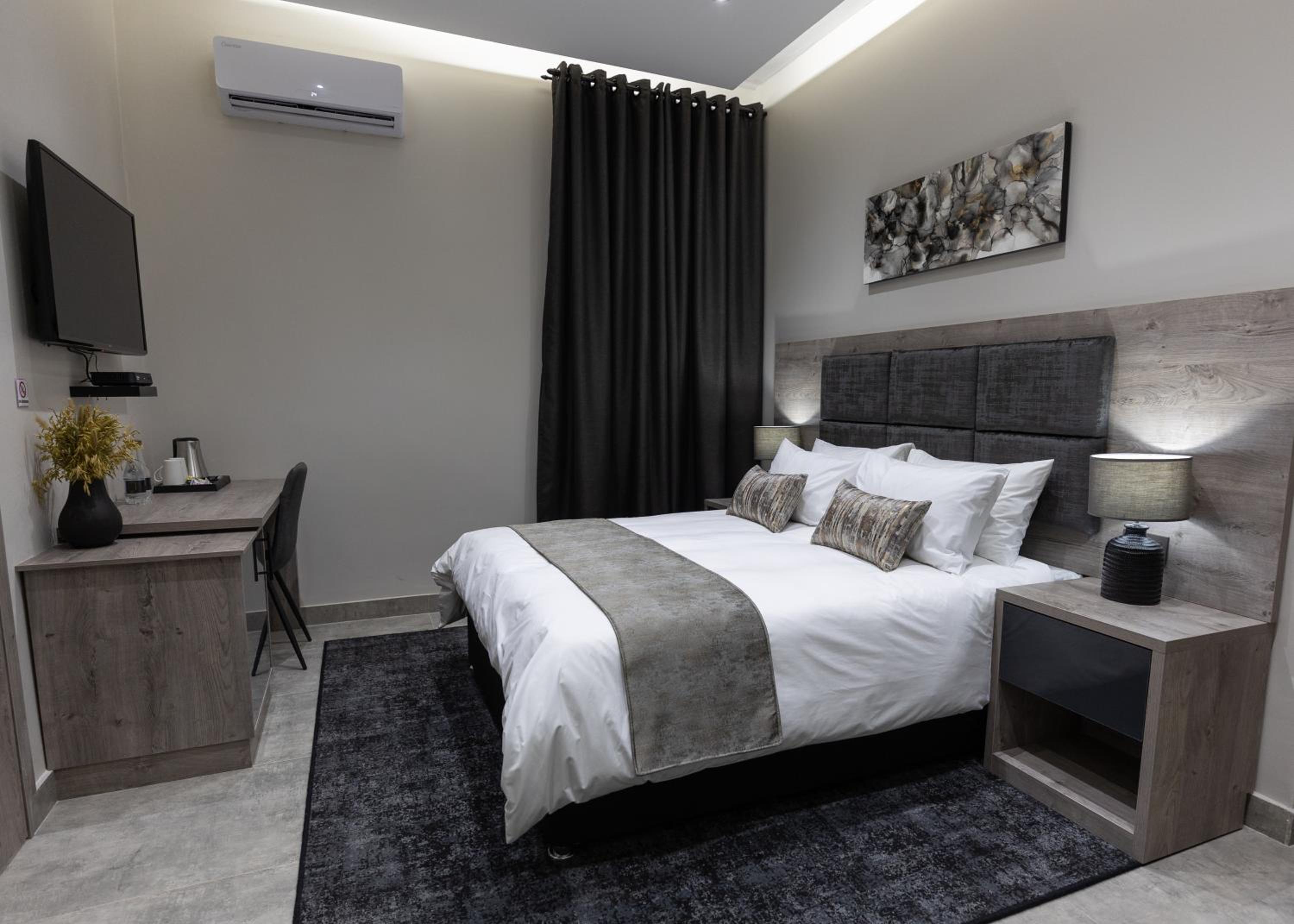 Deluxe Queen Suite - Photo 1
