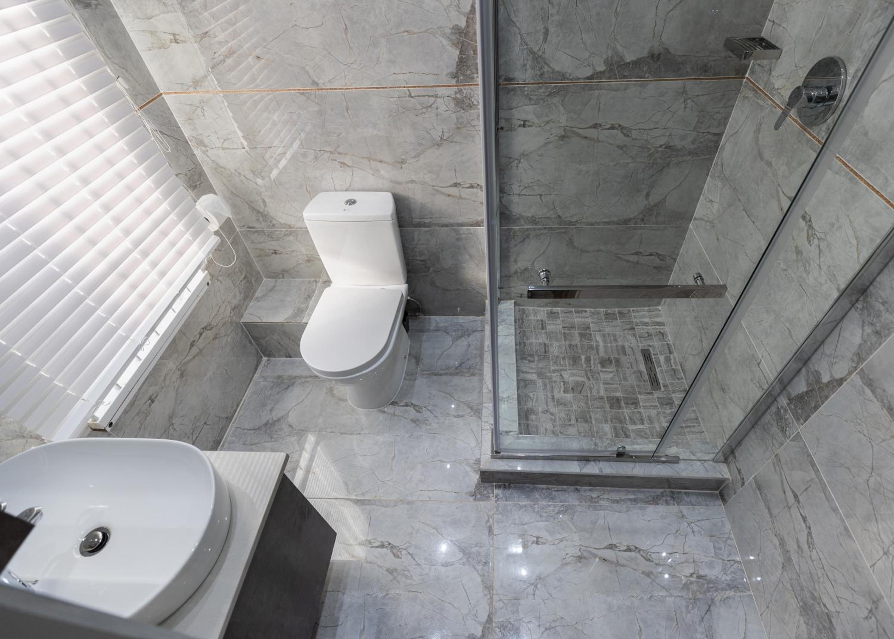 Deluxe Queen Suite - Photo 8