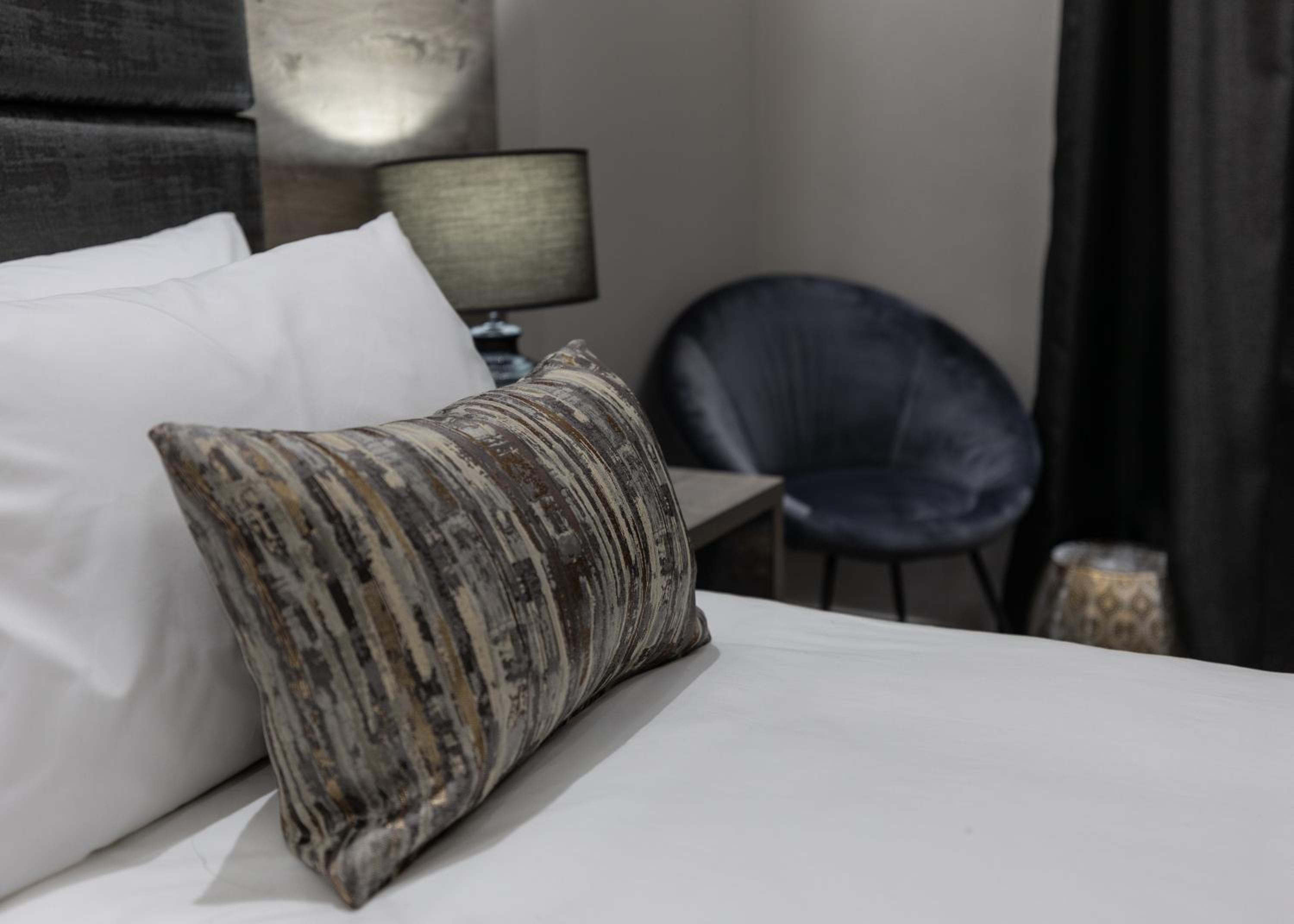Deluxe Queen Suite - Photo 3