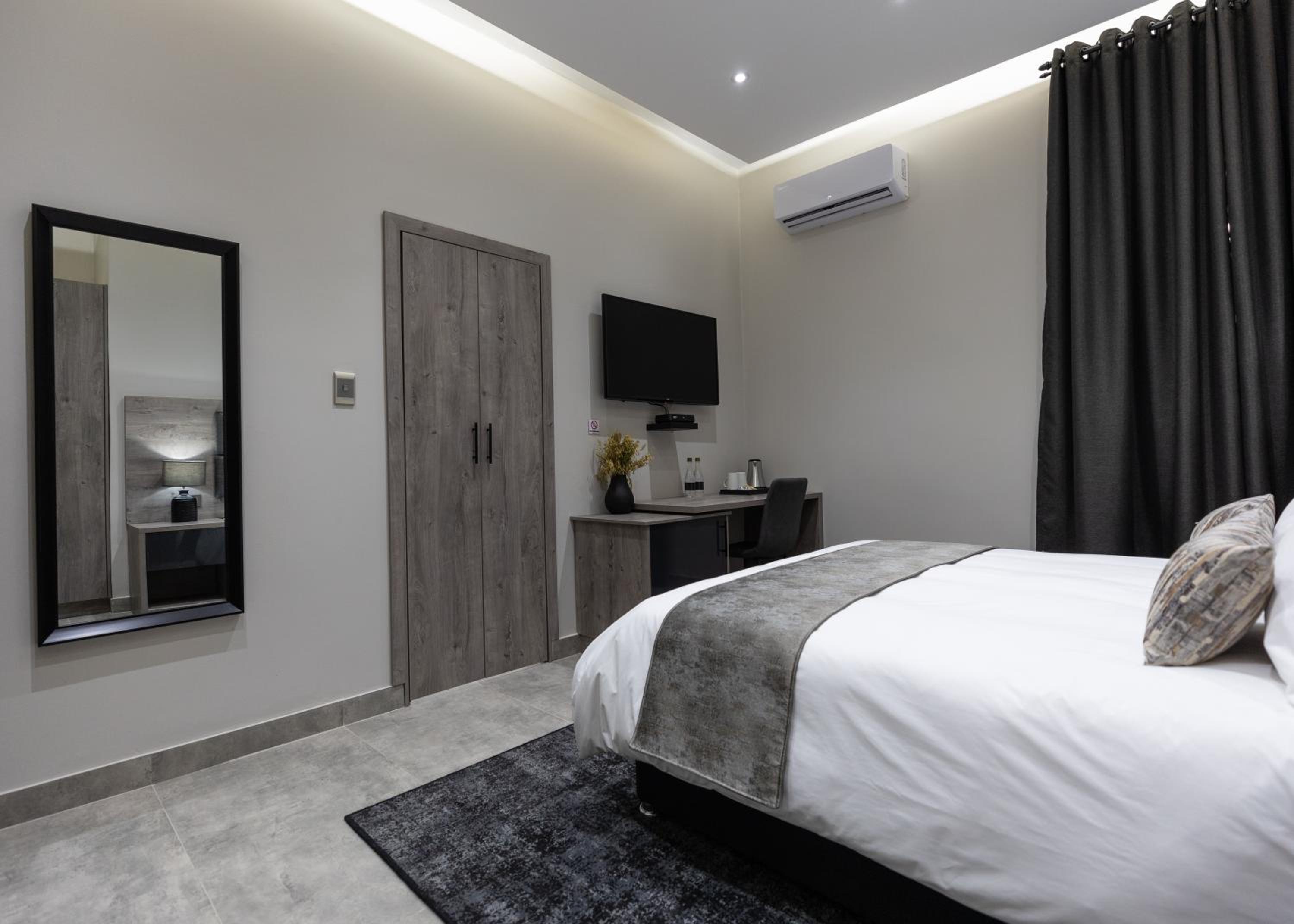 Deluxe Queen Suite - Photo 9